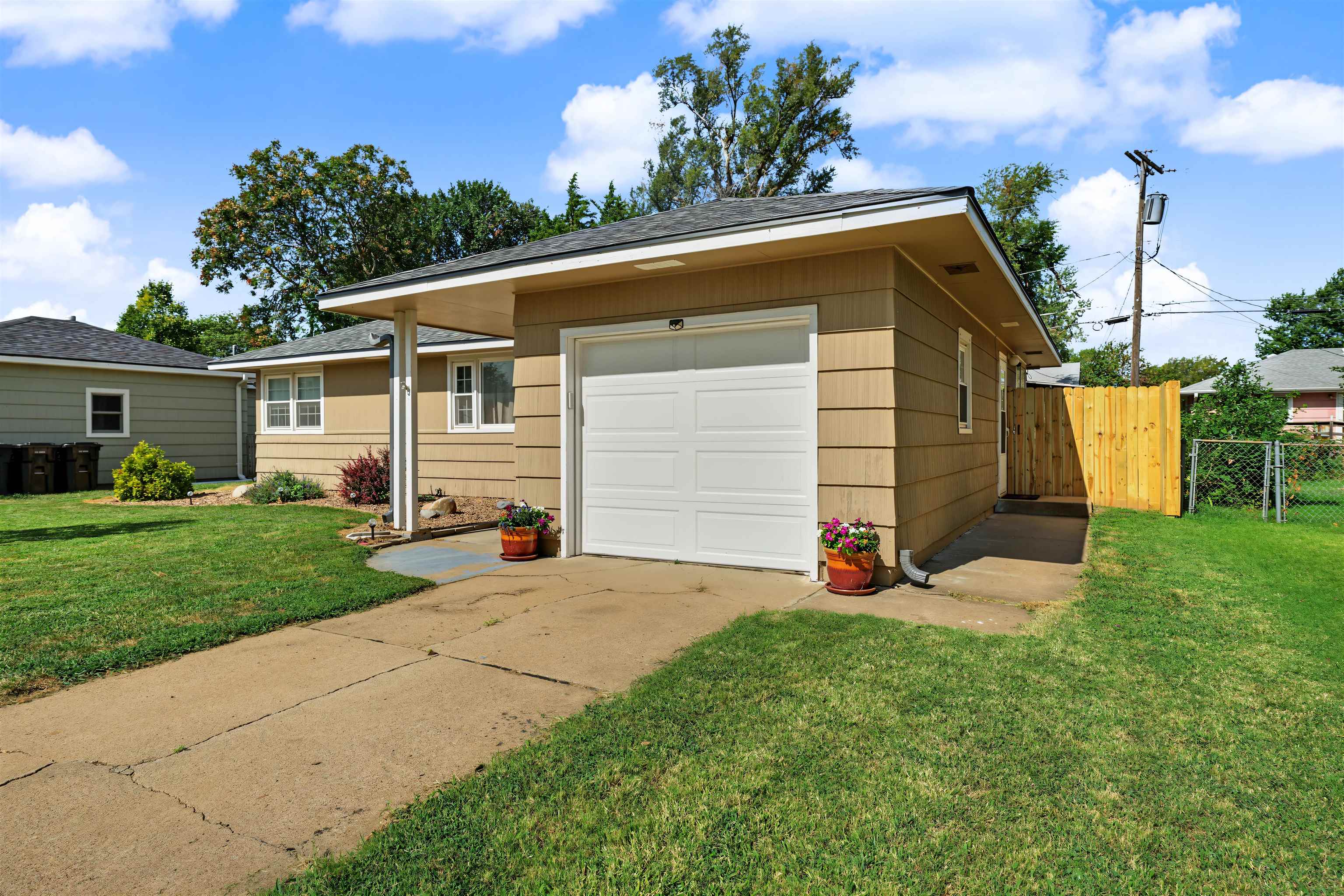 1938 Larson St, Salina, KS 67401