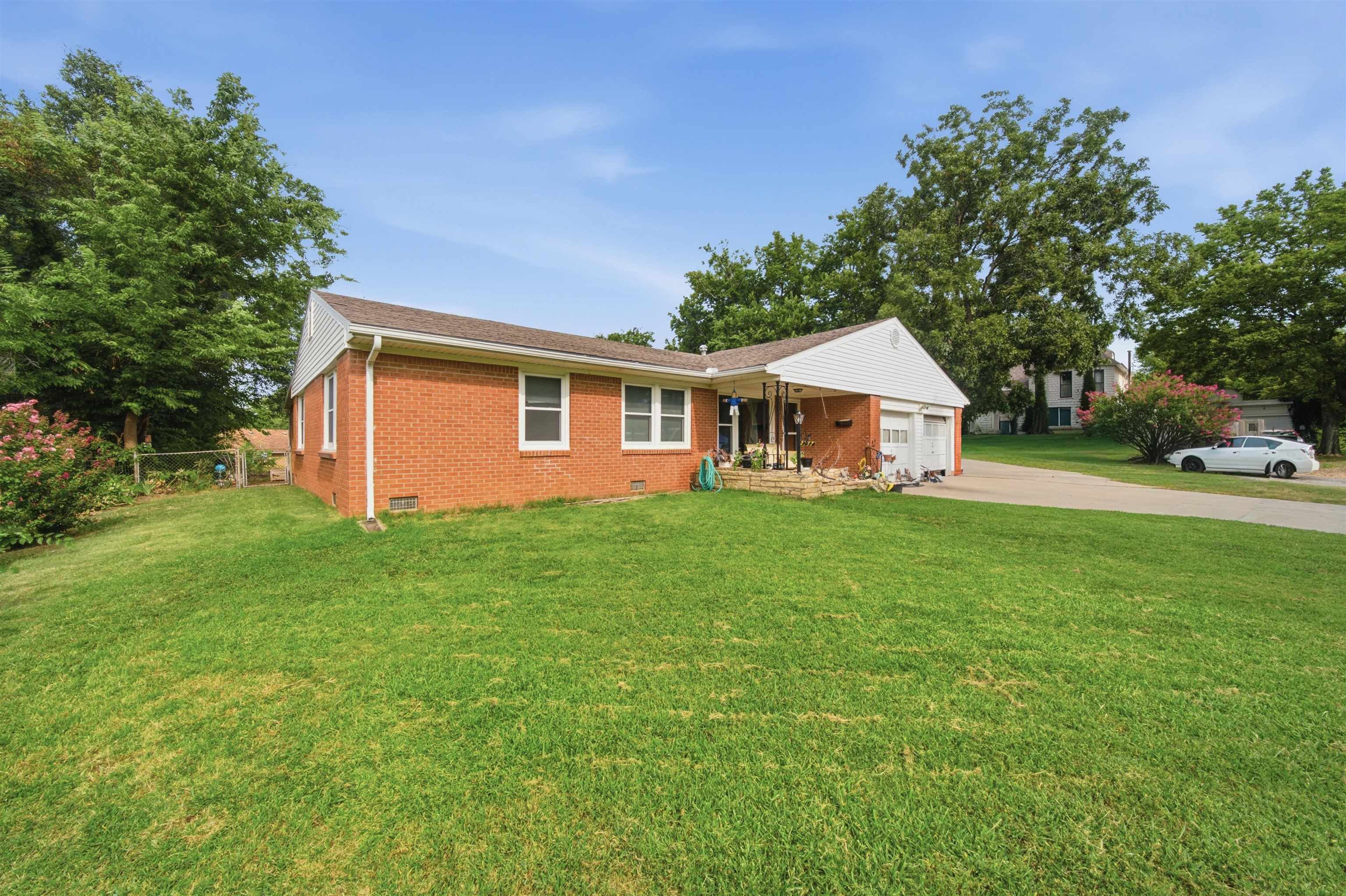 2337 S Crestway Ave, Wichita, KS 67218