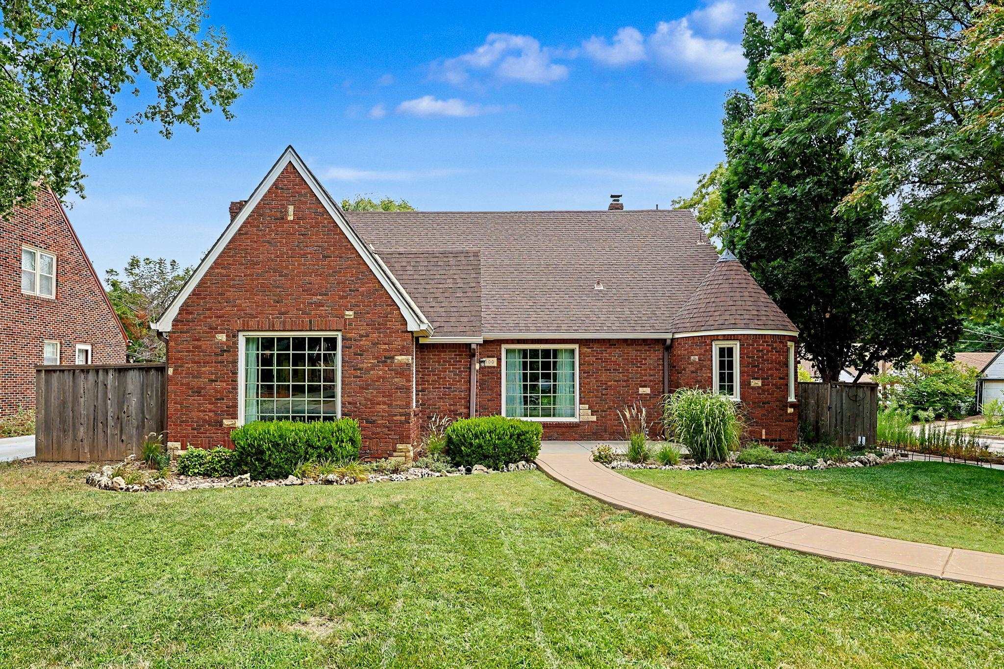 200 N Parkwood Ln, Wichita, KS 67208