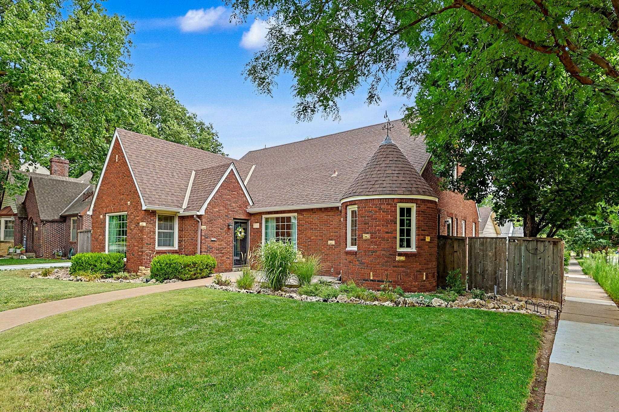 200 N Parkwood Ln, Wichita, KS 67208