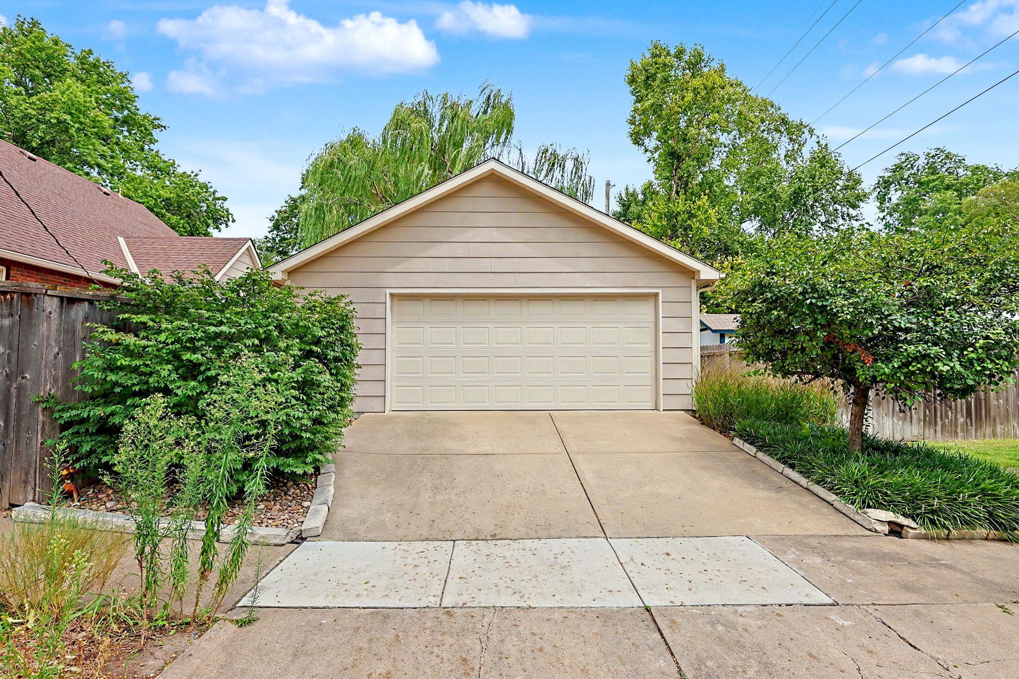 200 N Parkwood Ln, Wichita, KS 67208