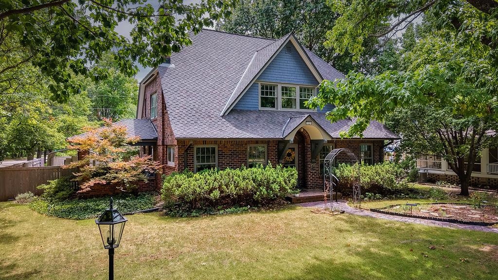 1321 E 9th Ave, Winfield, KS 67156