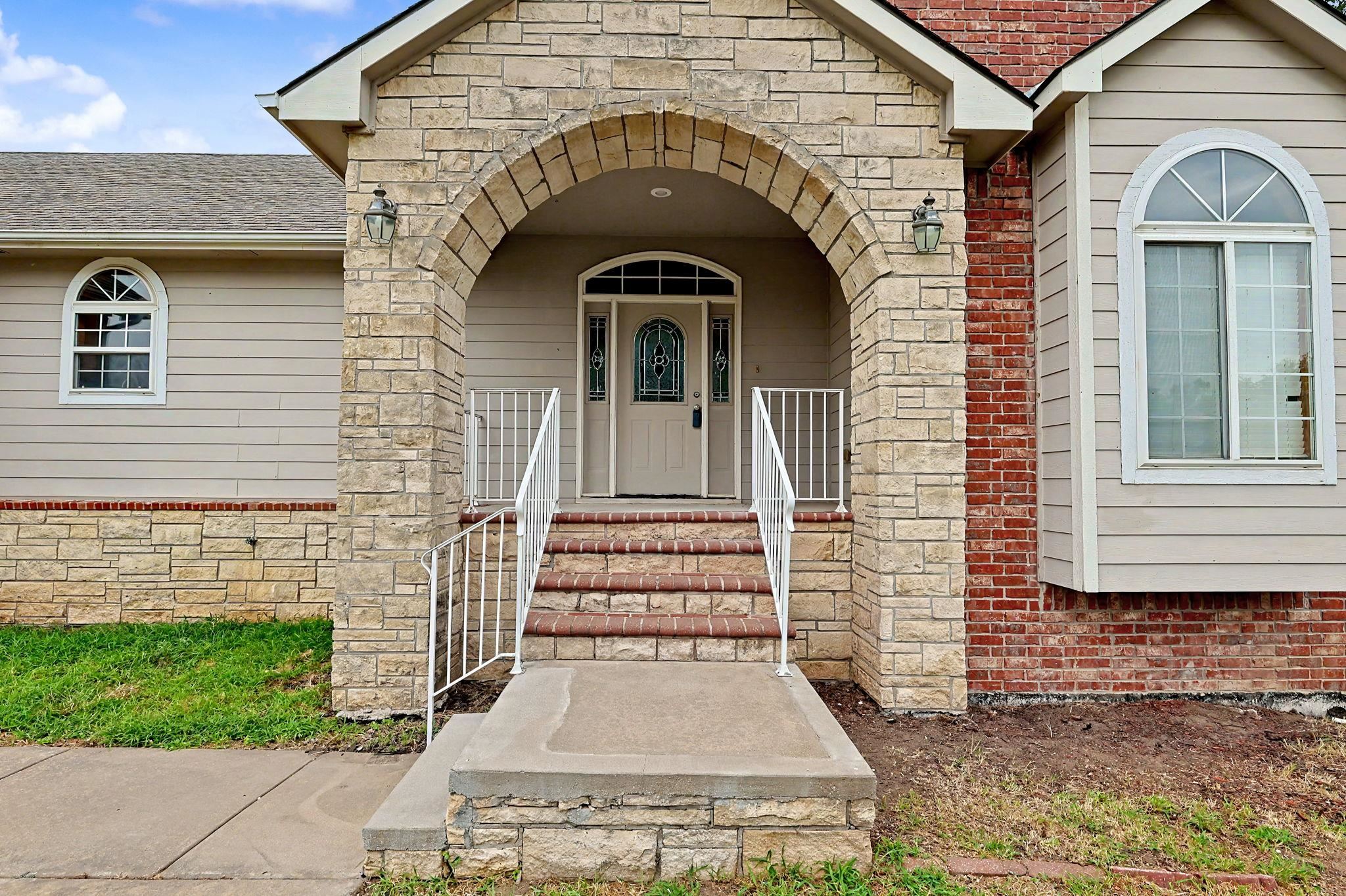 922 E Karla Ct, Haysville, KS 67060