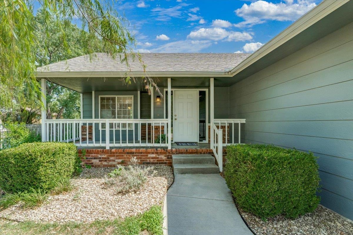 320 S Peach Cir, Haysville, KS 67060
