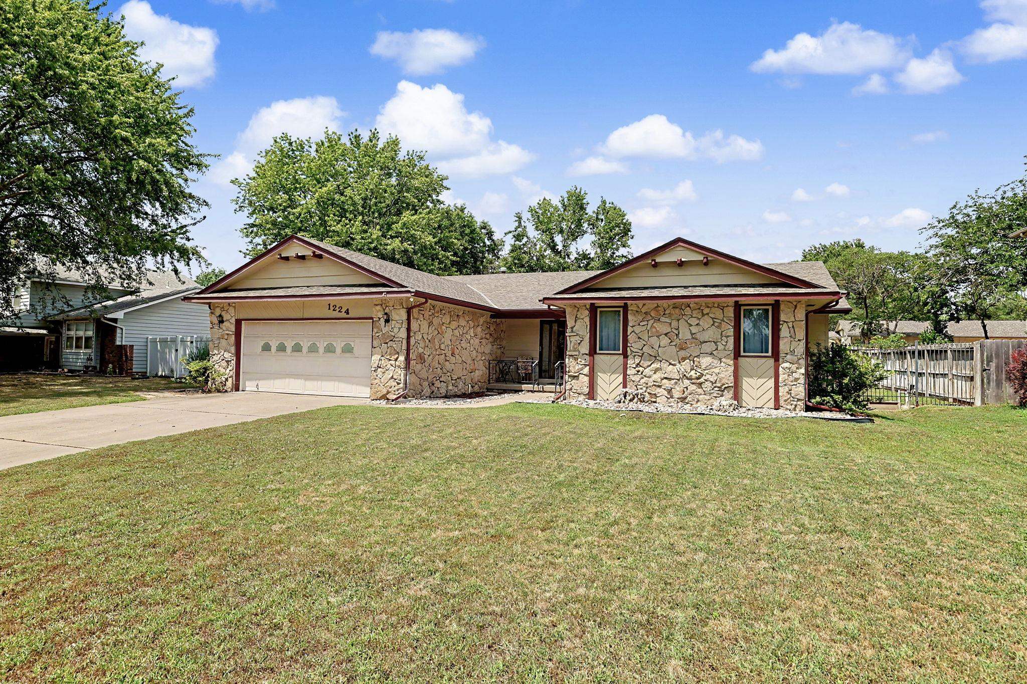 1224 N Armstrong Ct, Derby, KS 67037