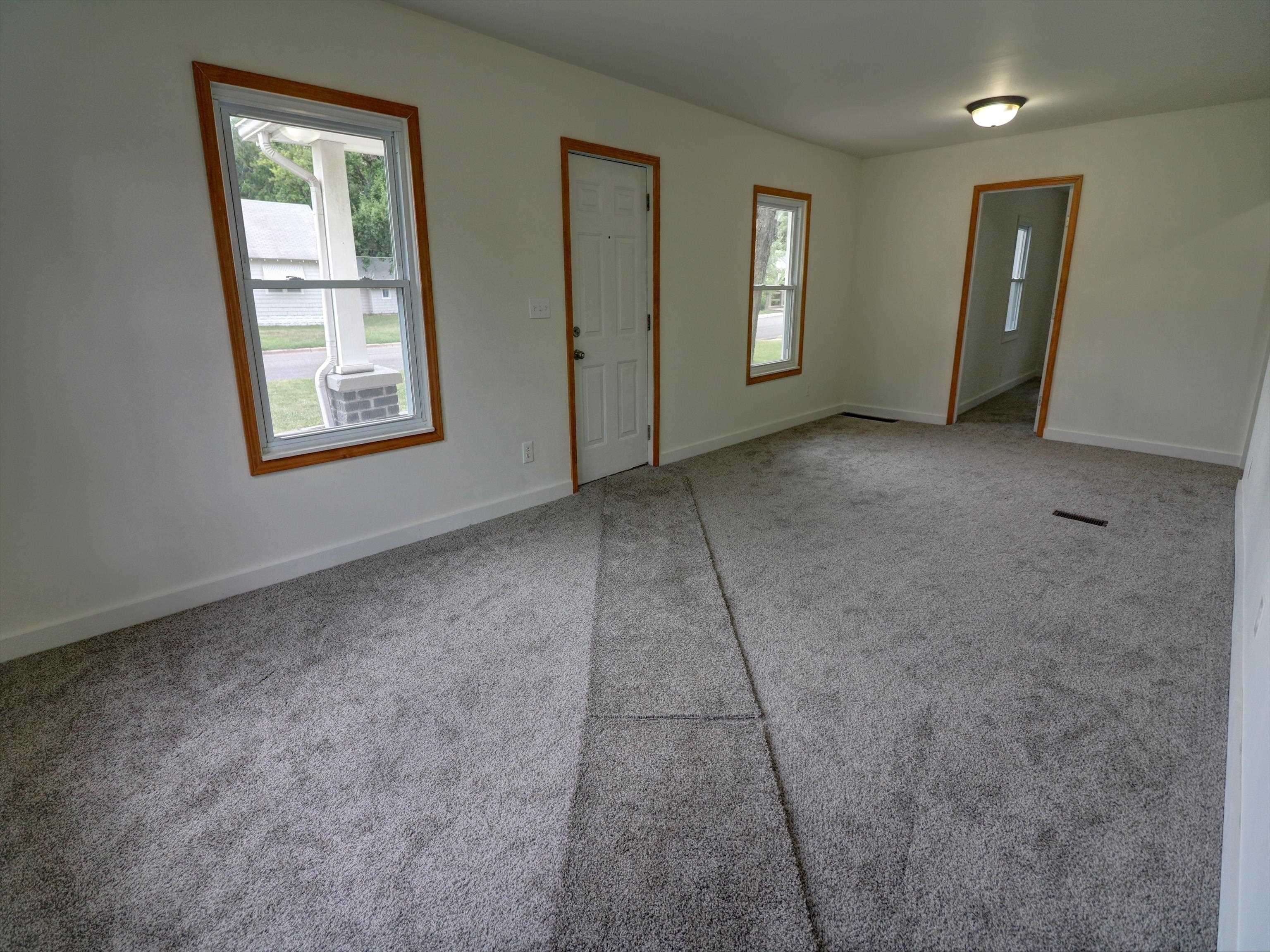 603 S Walnut St, Newton, KS 67114