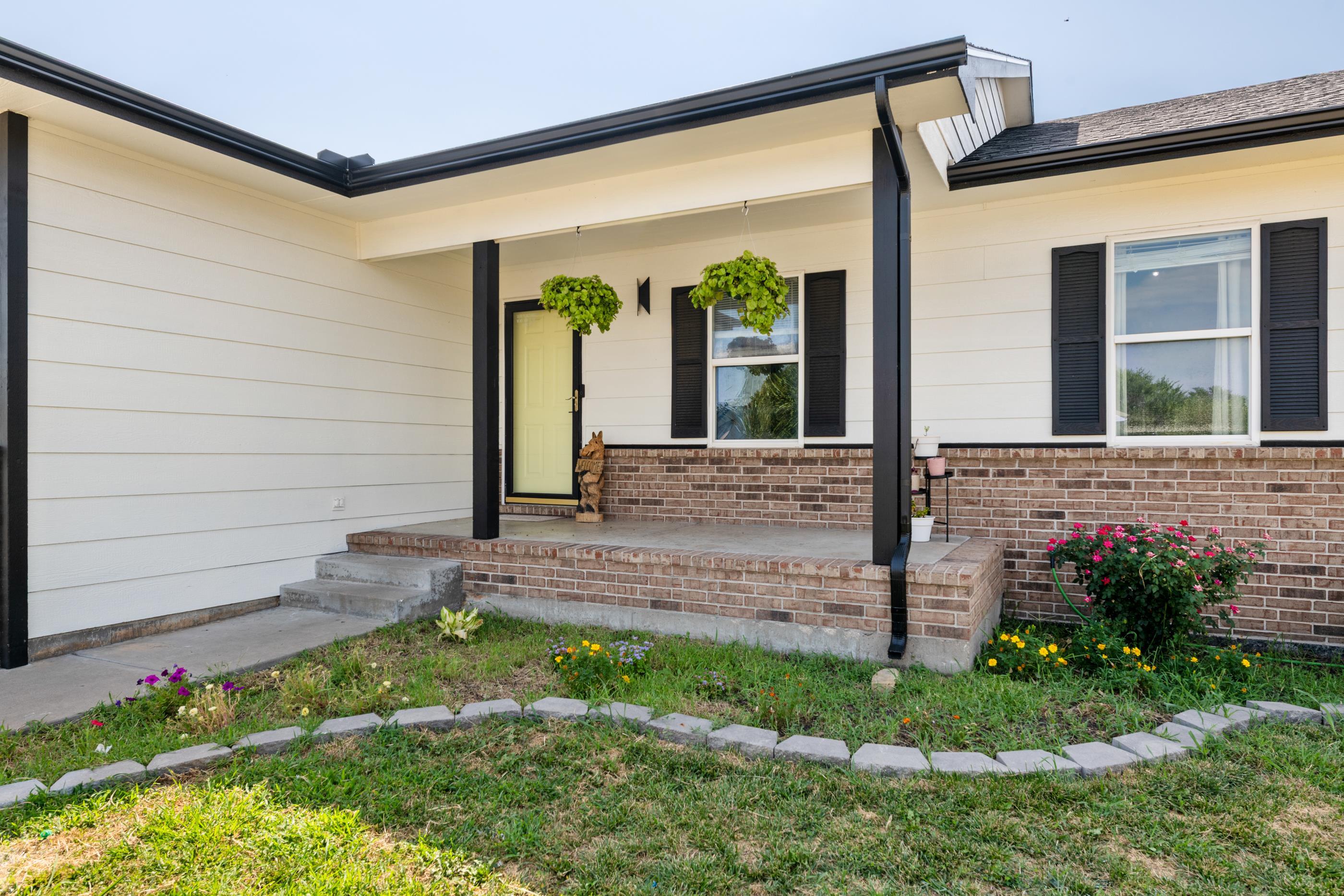 803 N Longview Ct, Valley Center, KS 67147