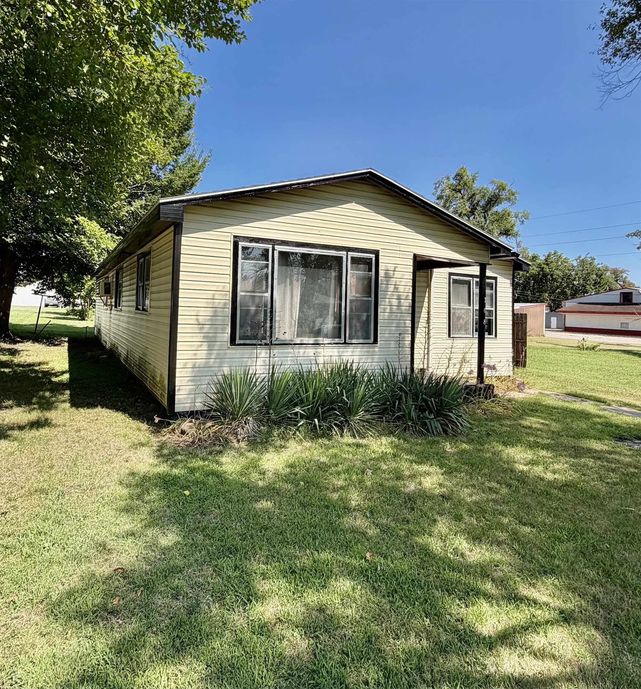 708 N School, Eureka, KS 67045