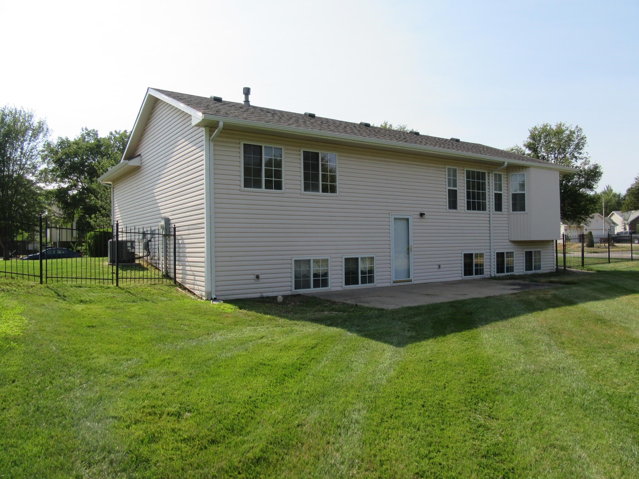 8901 W Meadow Knoll Ct, Wichita, KS 67205