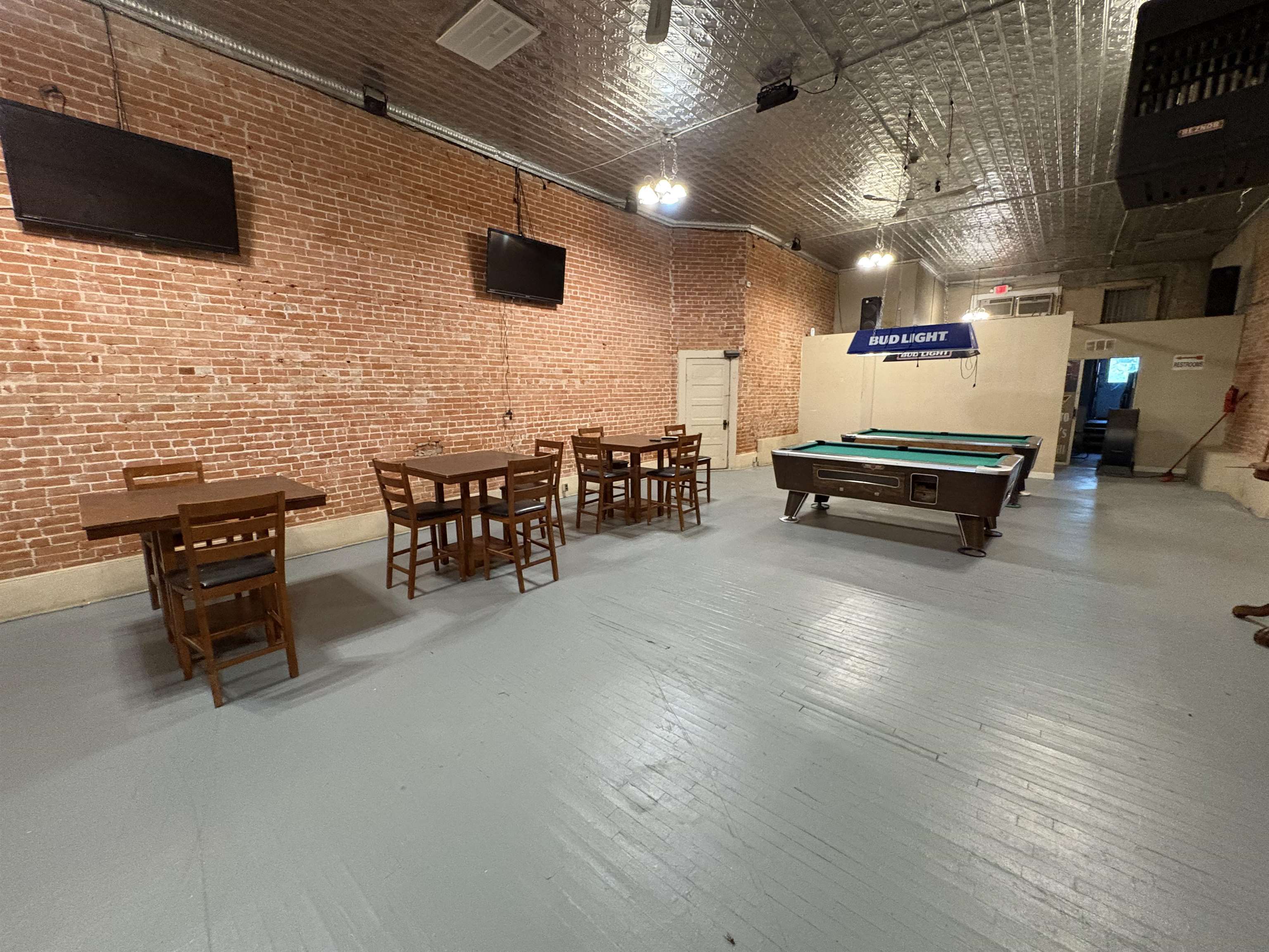 106 S Main St, Medicine Lodge, KS 67104