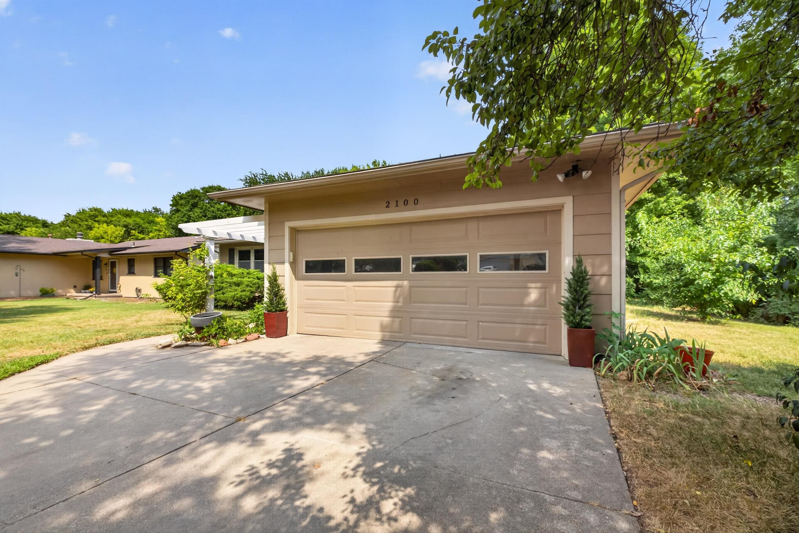 2100 N Ridgewood Dr, Wichita, KS 67208
