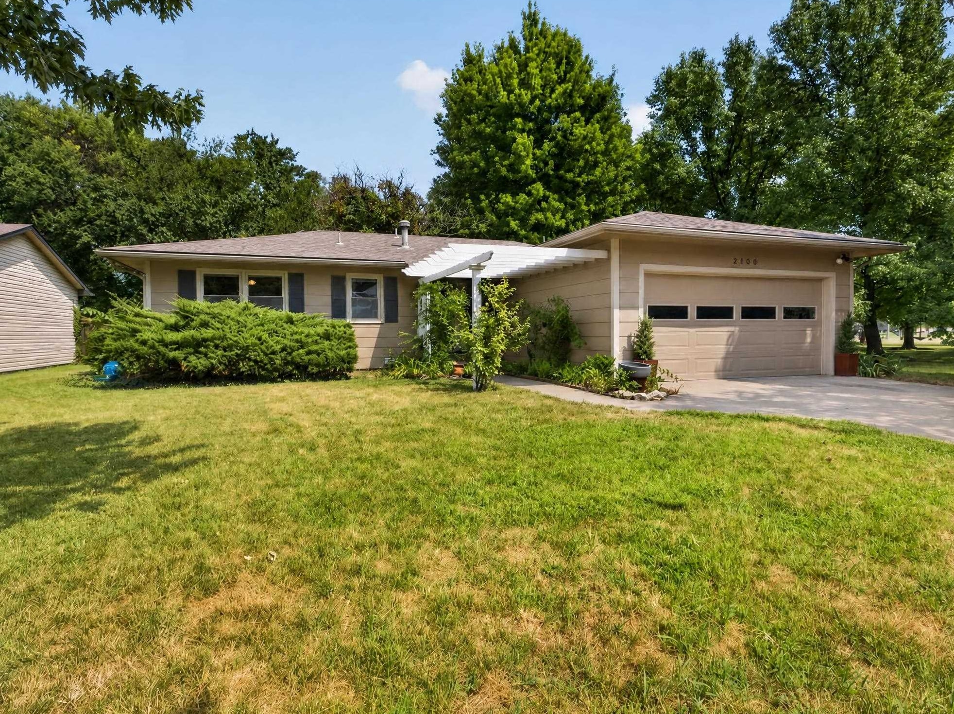 2100 N Ridgewood Dr, Wichita, KS 67208