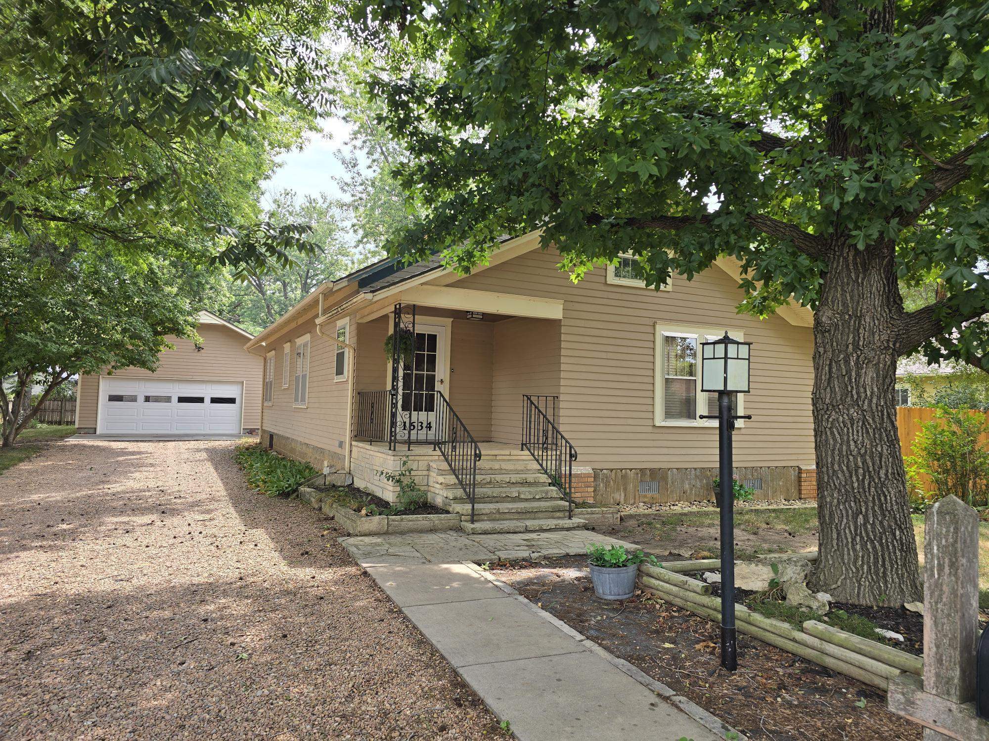 1634 John St, Winfield, KS 67156