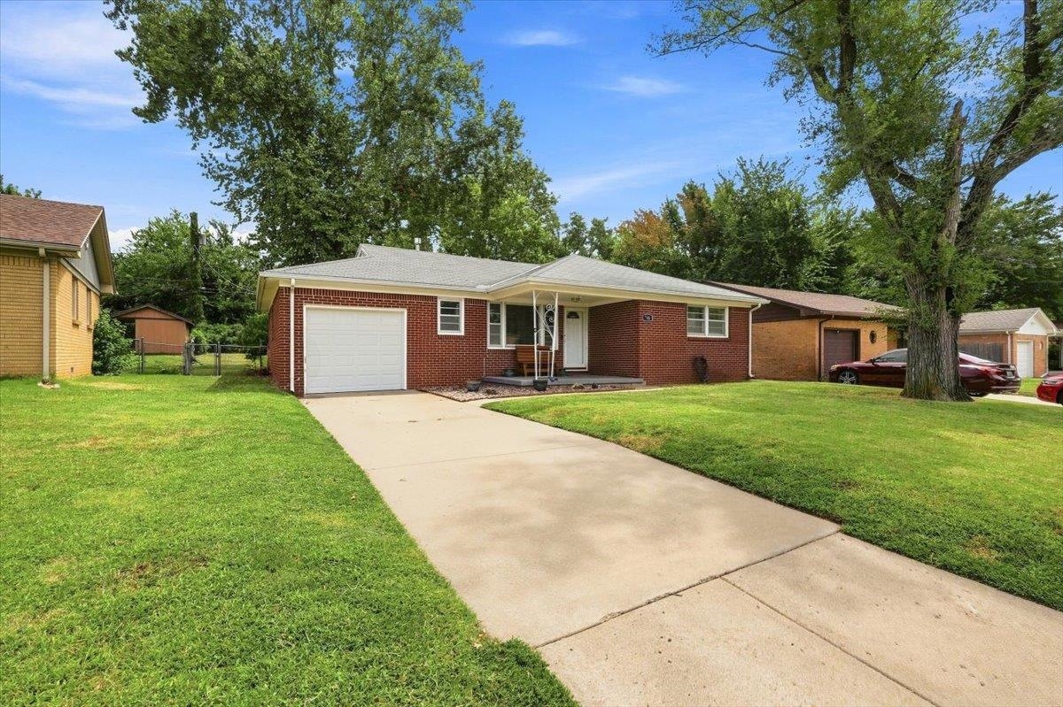 740 N El Paso Dr, Derby, KS 67037