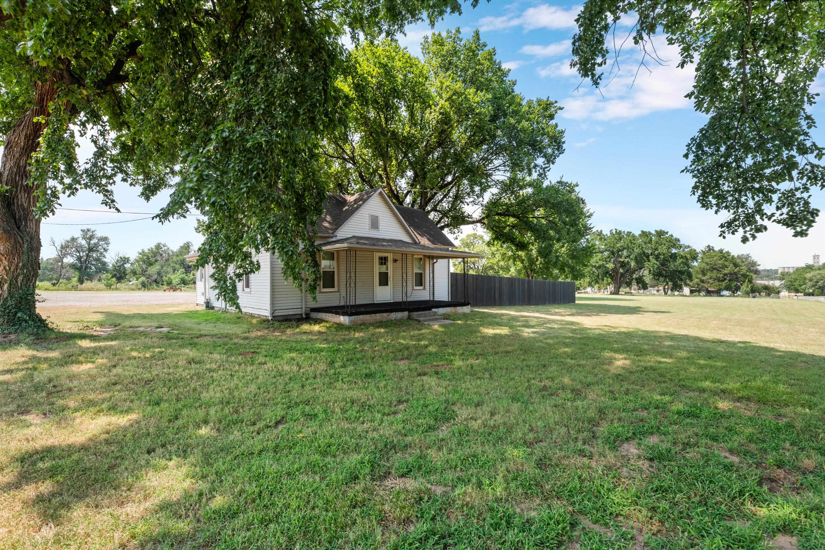627 S Raff St, Kingman, KS 67068