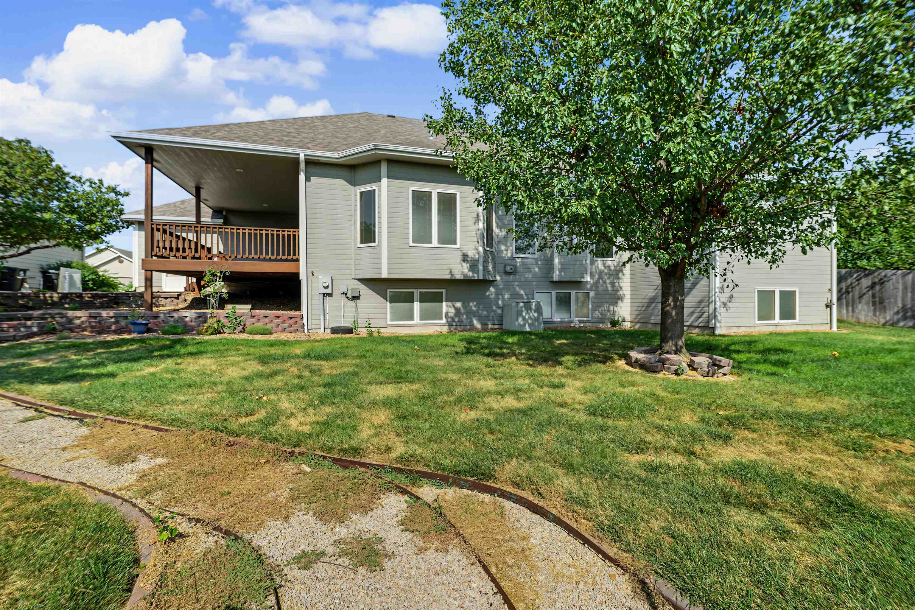 517 Pine Ridge Dr, Salina, KS 67401