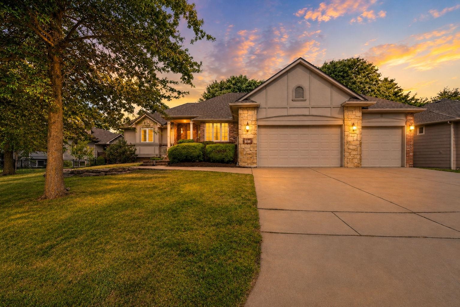 121 S Lakeside Dr, Andover, KS 67002