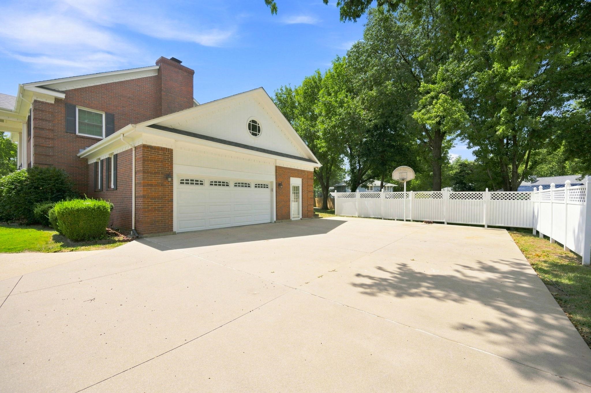 1861 Chelsea Dr, El Dorado, KS 67042