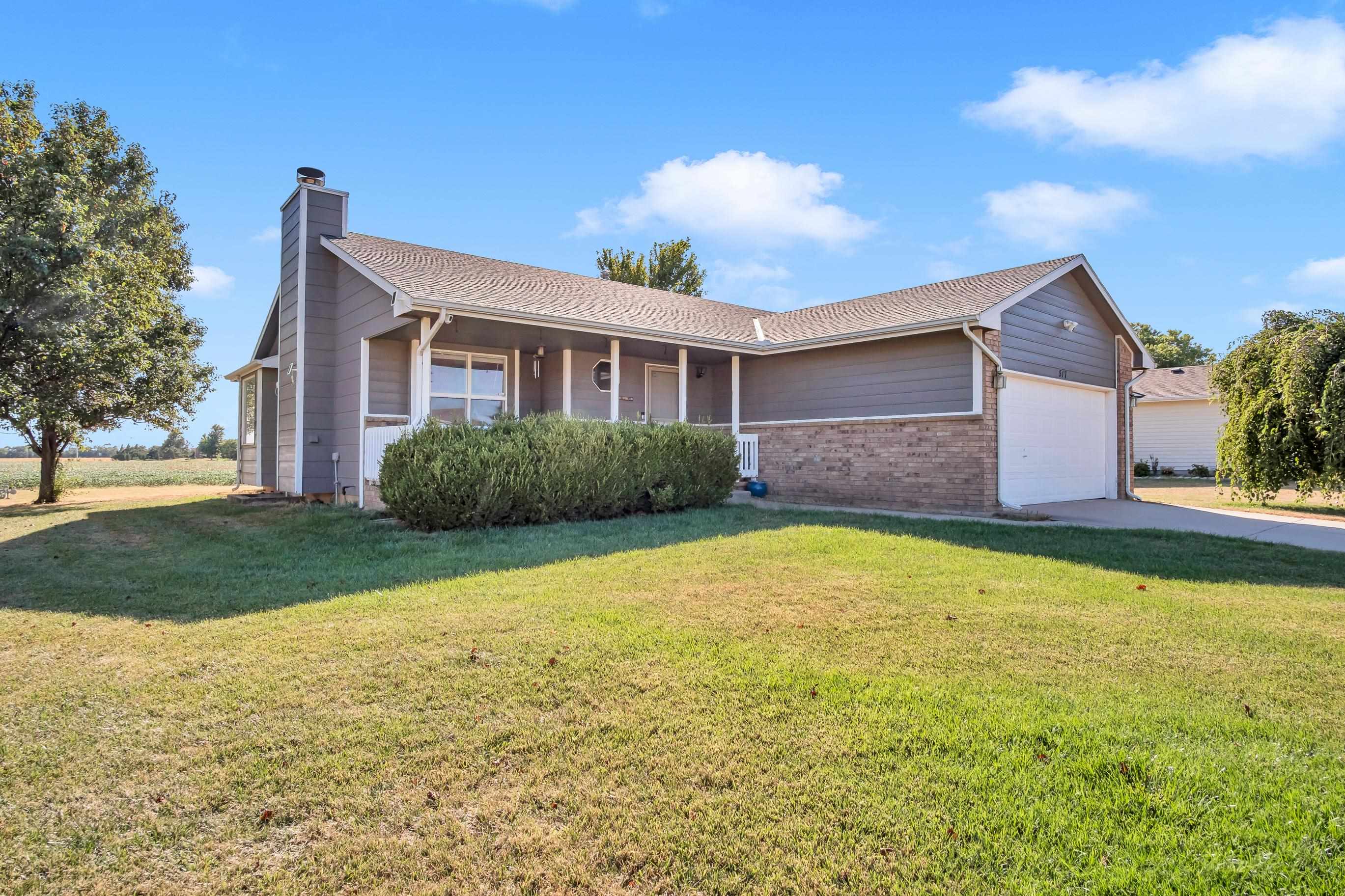 517 Clover Ln, Hesston, KS 67062