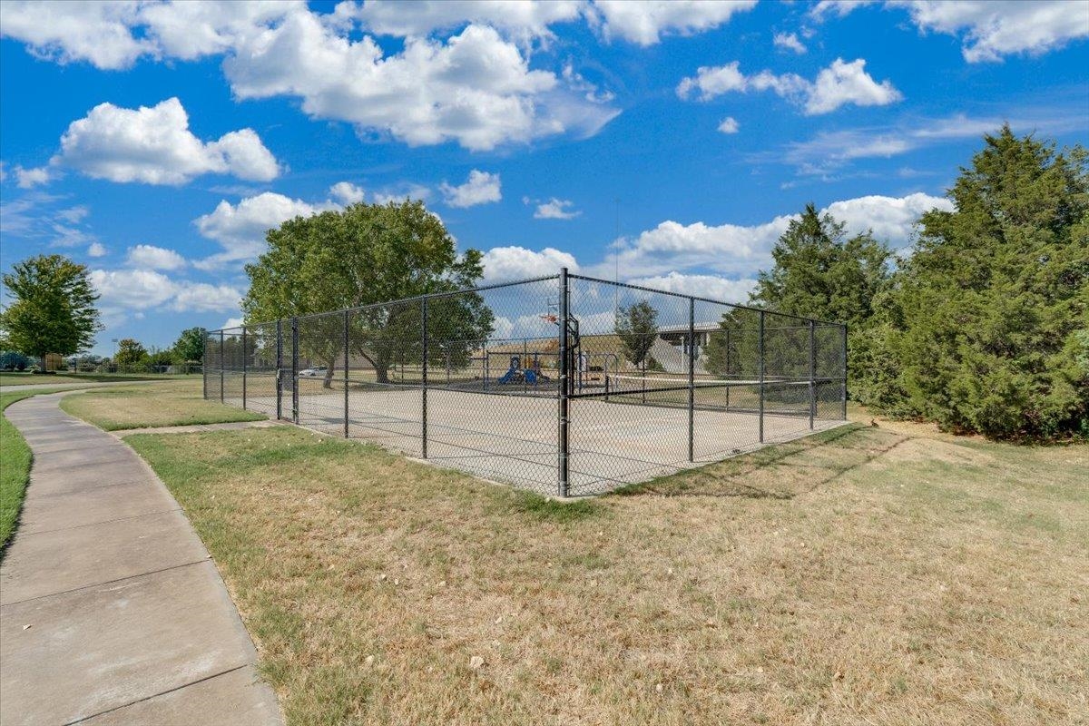 3213 S Bluelake Ct, Wichita, KS 67215