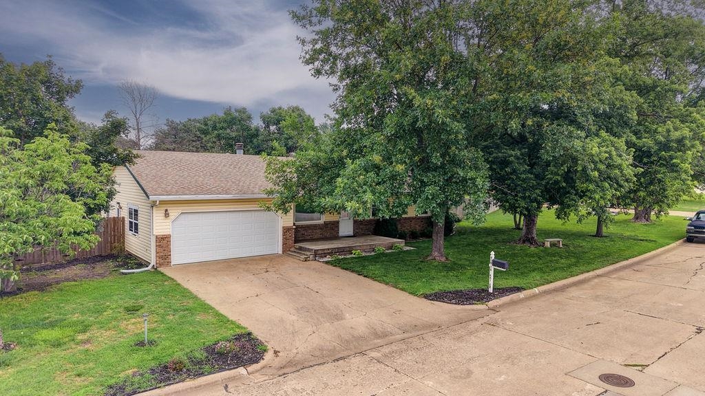 9 Deveron, Winfield, KS 67156