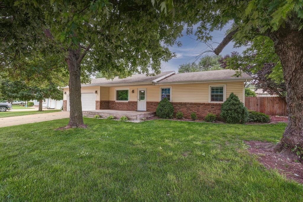 9 Deveron, Winfield, KS 67156