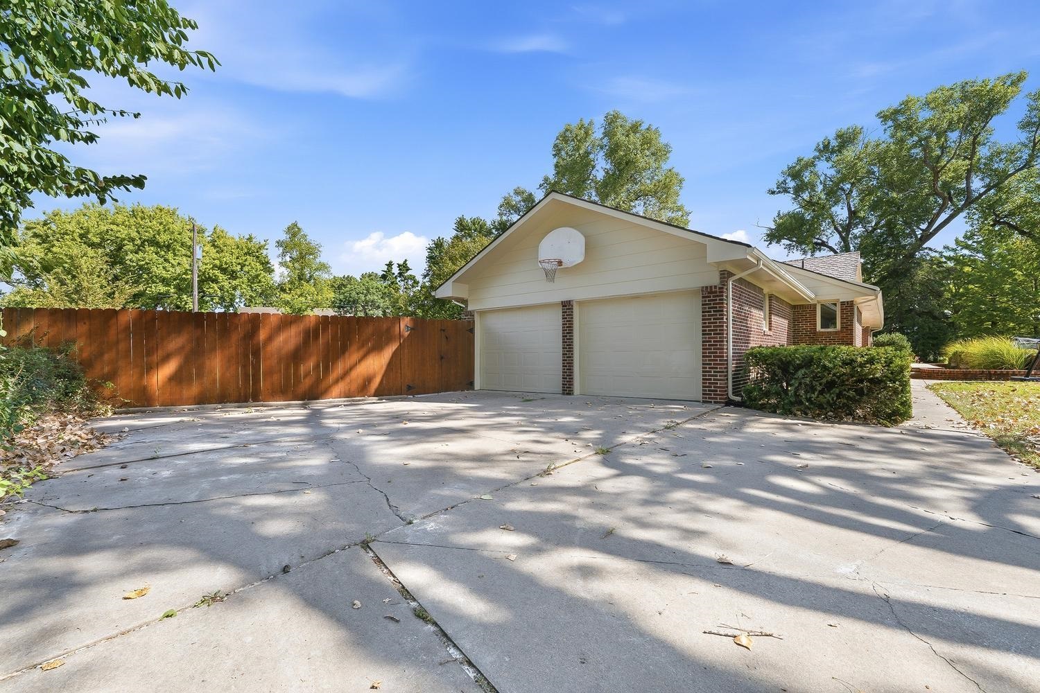 555 S Springlake Ln, Wichita, KS 67230