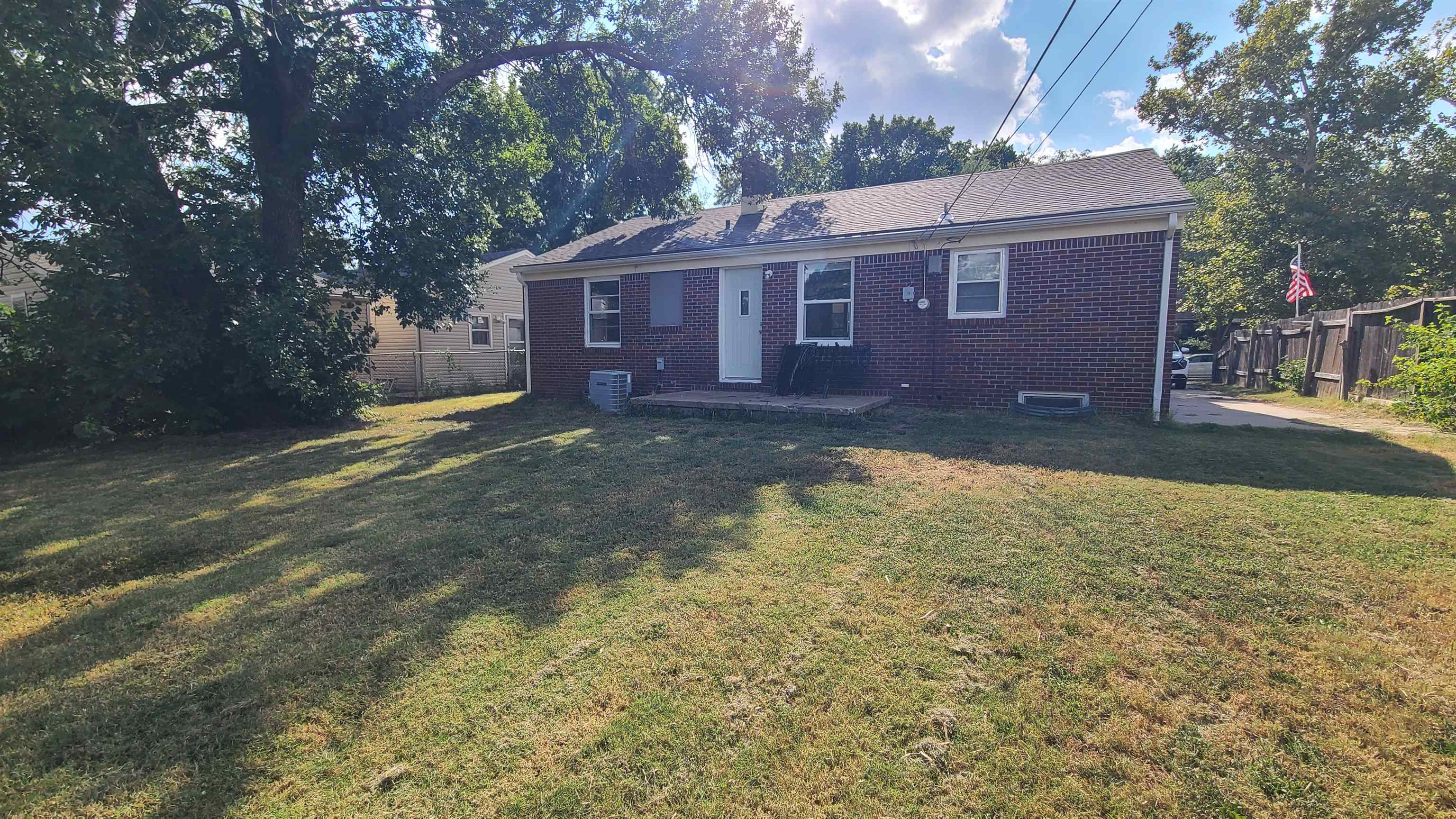 2214 S Pinecrest Ave, Wichita, KS 67218