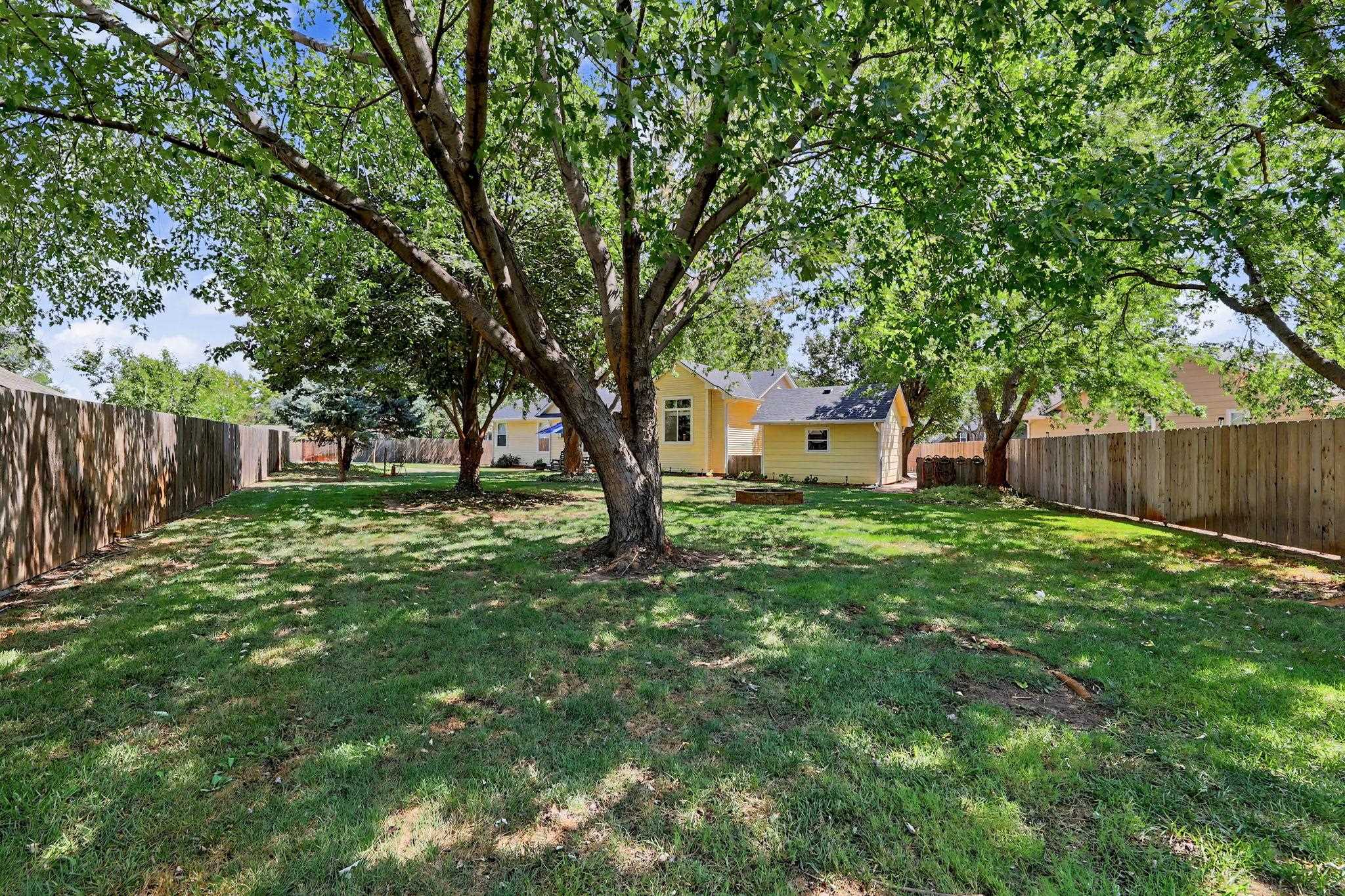 8 E 2nd St Cir, Valley Center, KS 67147