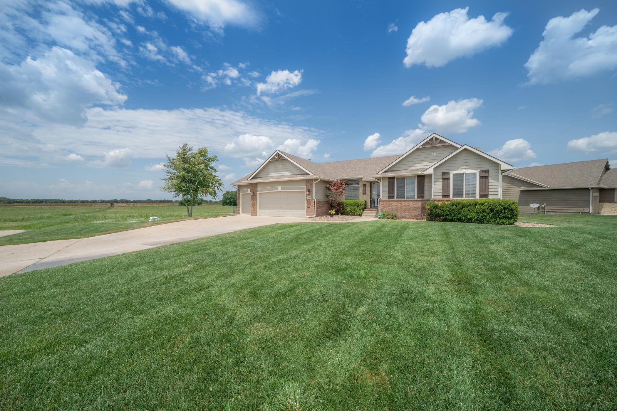 1245 N Countrywalk St, Rose Hill, KS 67133