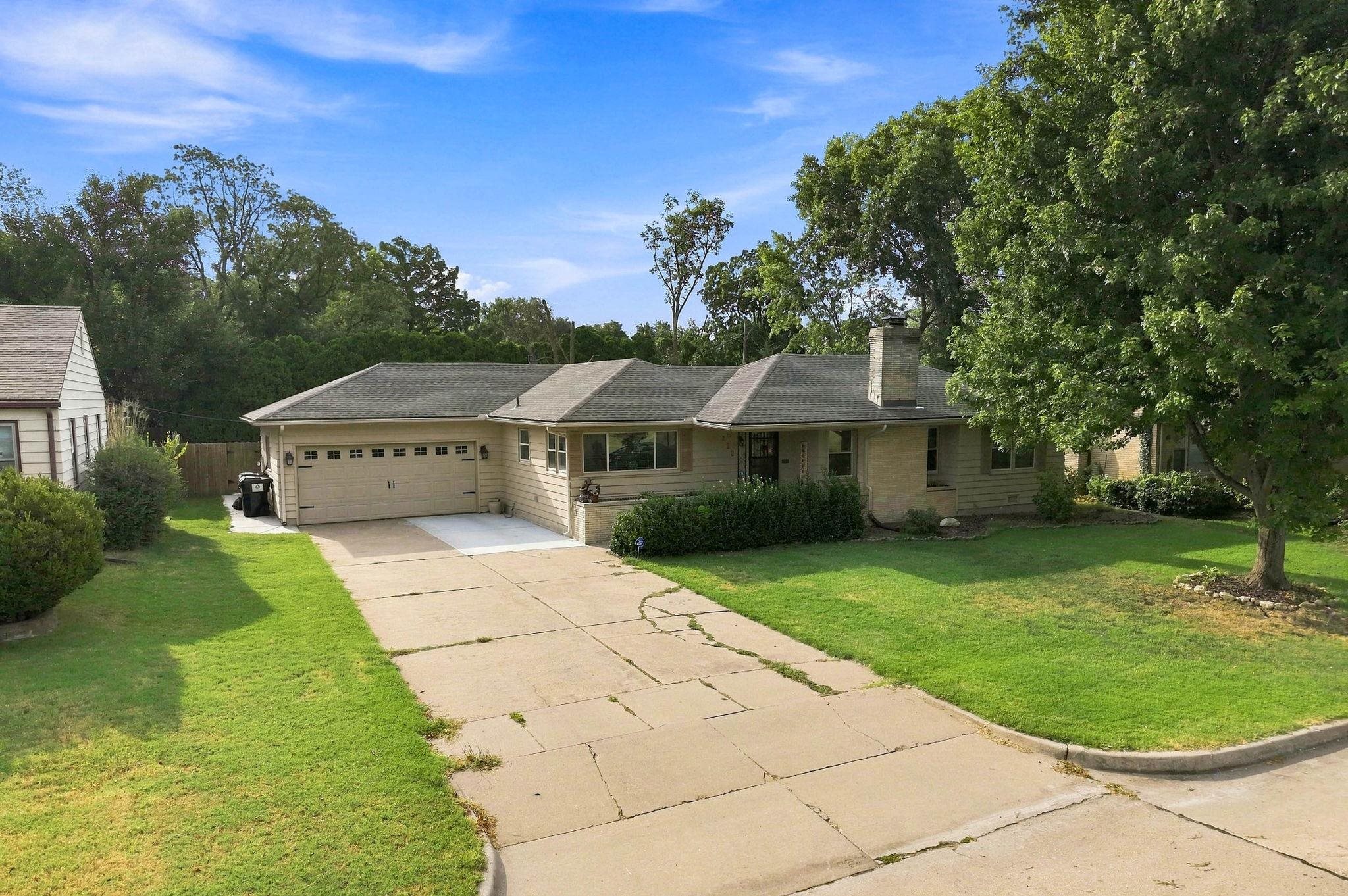 222 N Brookside St, Wichita, KS 67208