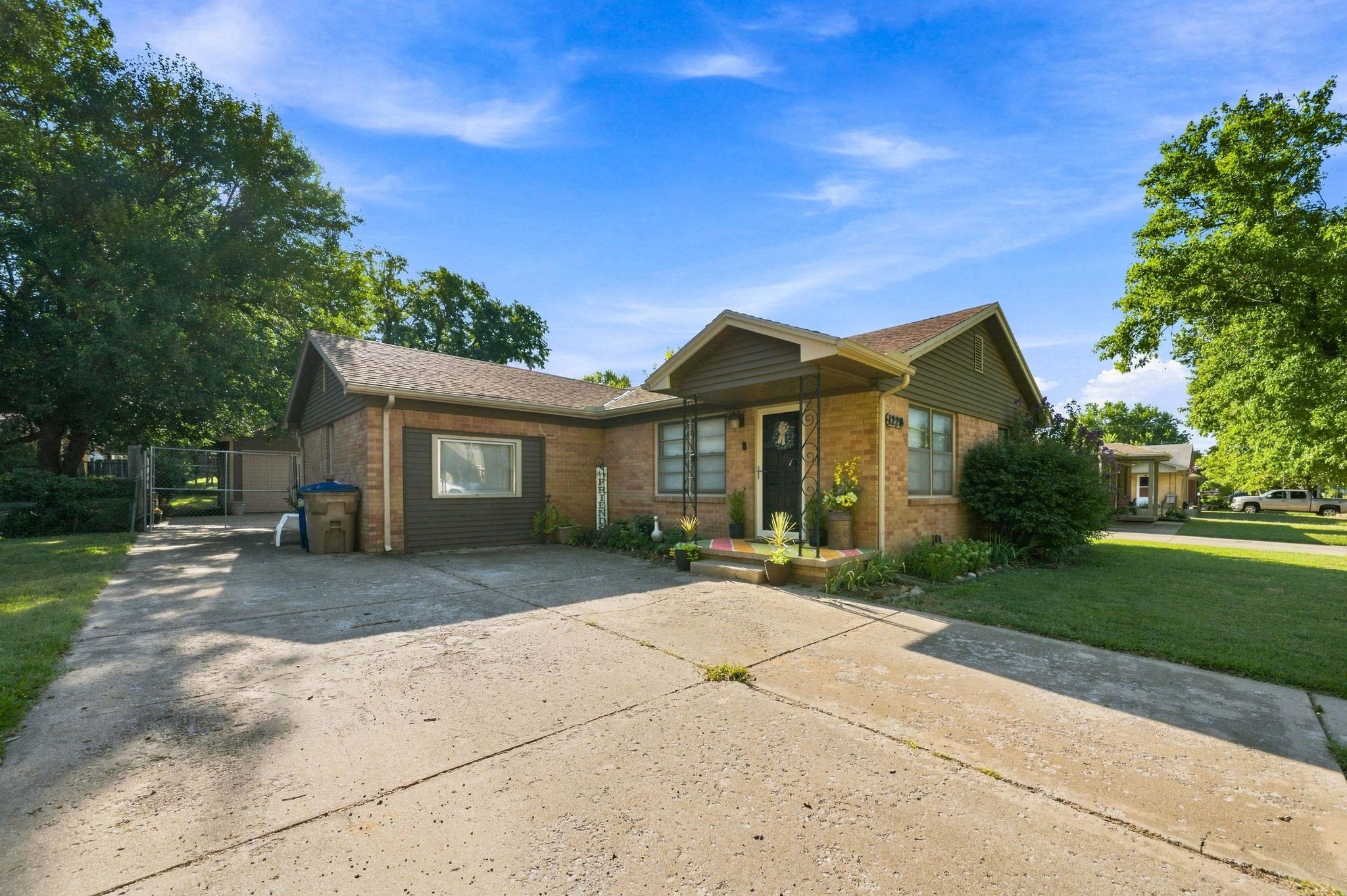 1220 N Lakeview Dr, Derby, KS 67037