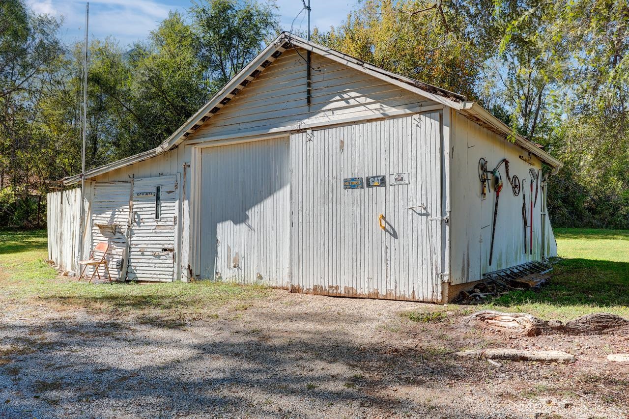 121 W 33rd Ave, Winfield, KS 67156