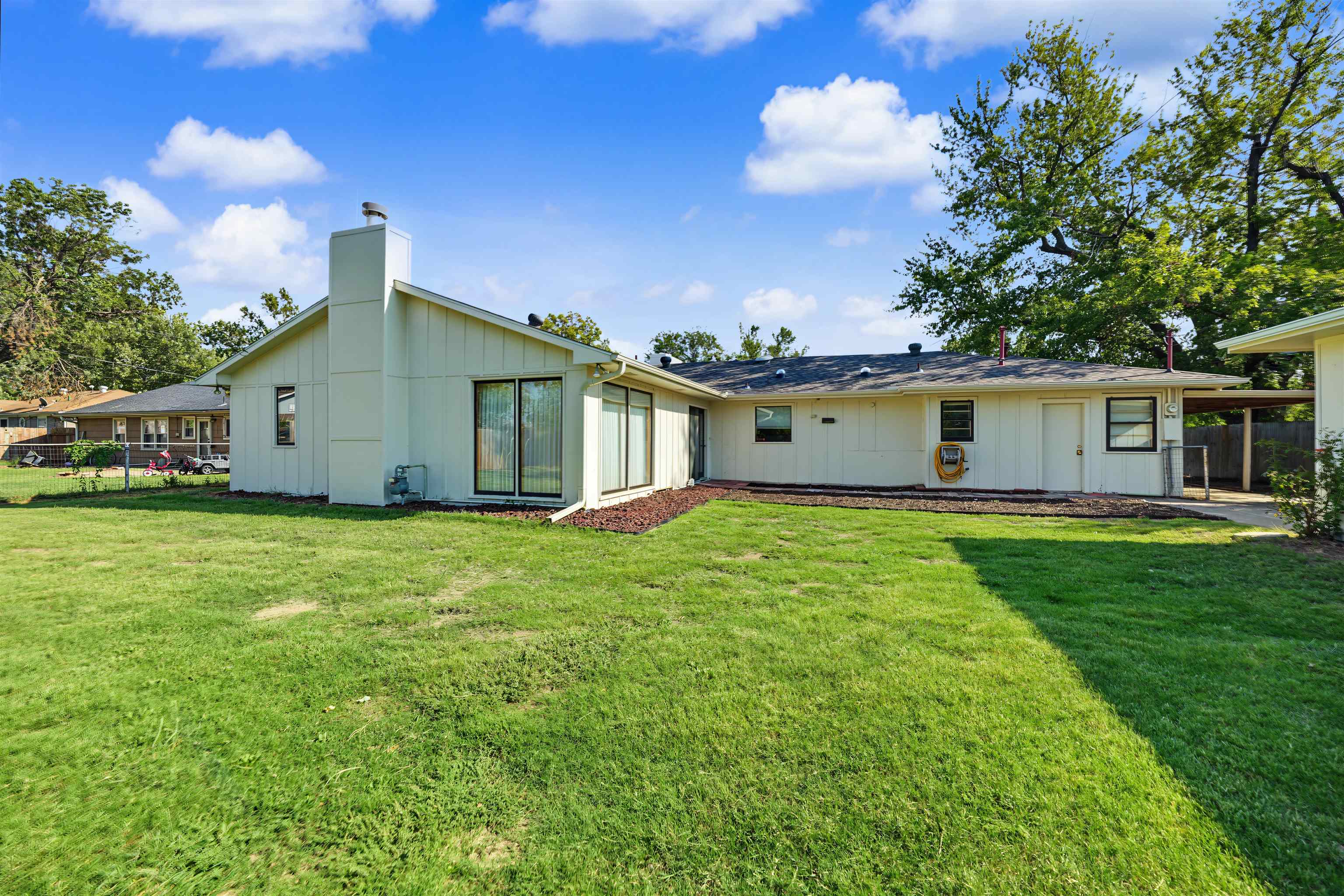 611 Morningside Dr, Salina, KS 67401