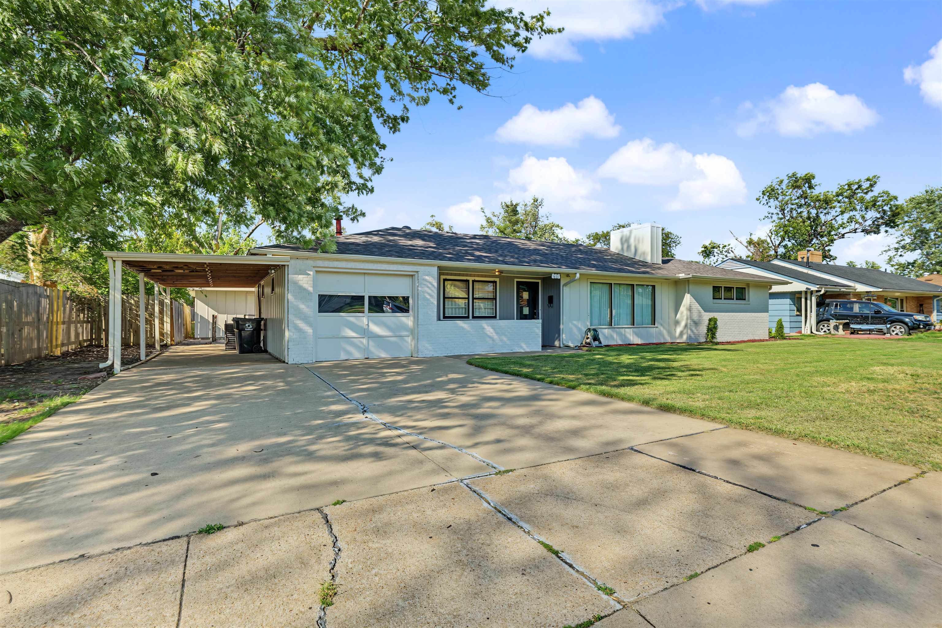 611 Morningside Dr, Salina, KS 67401