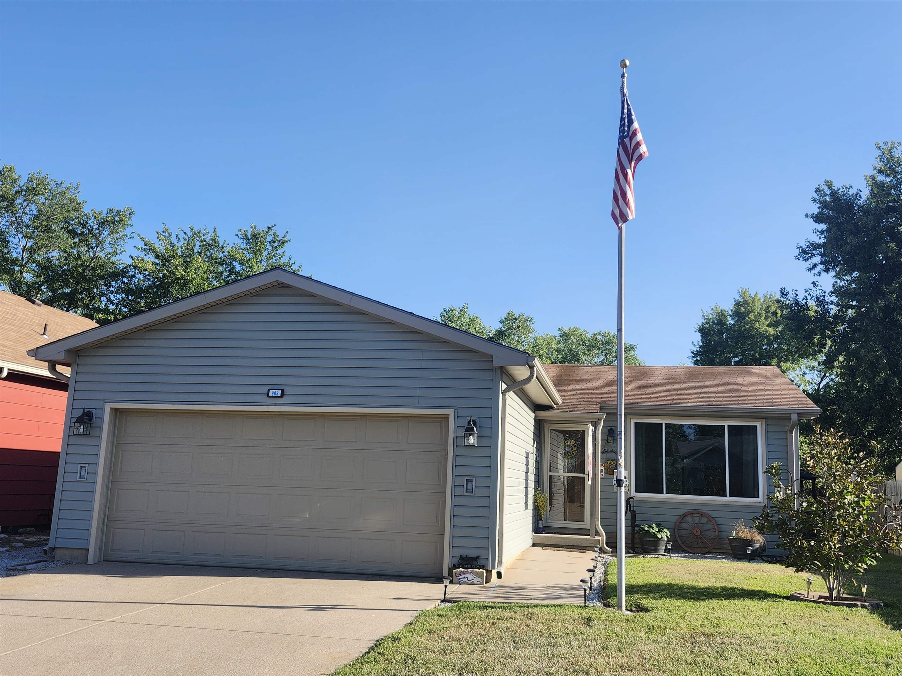909 E 52nd St S, Wichita, KS 67216