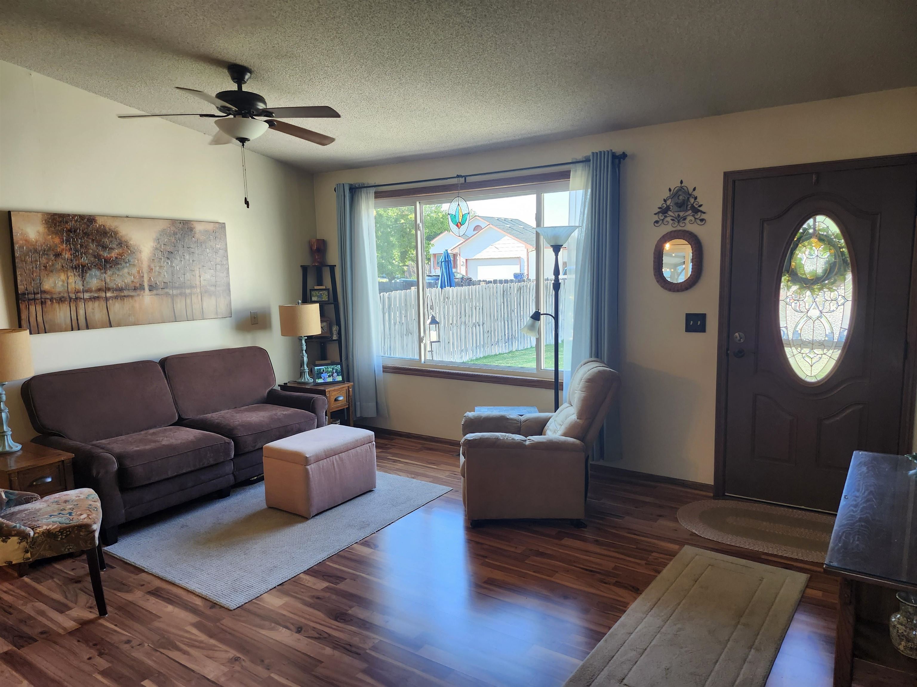 909 E 52nd St S, Wichita, KS 67216