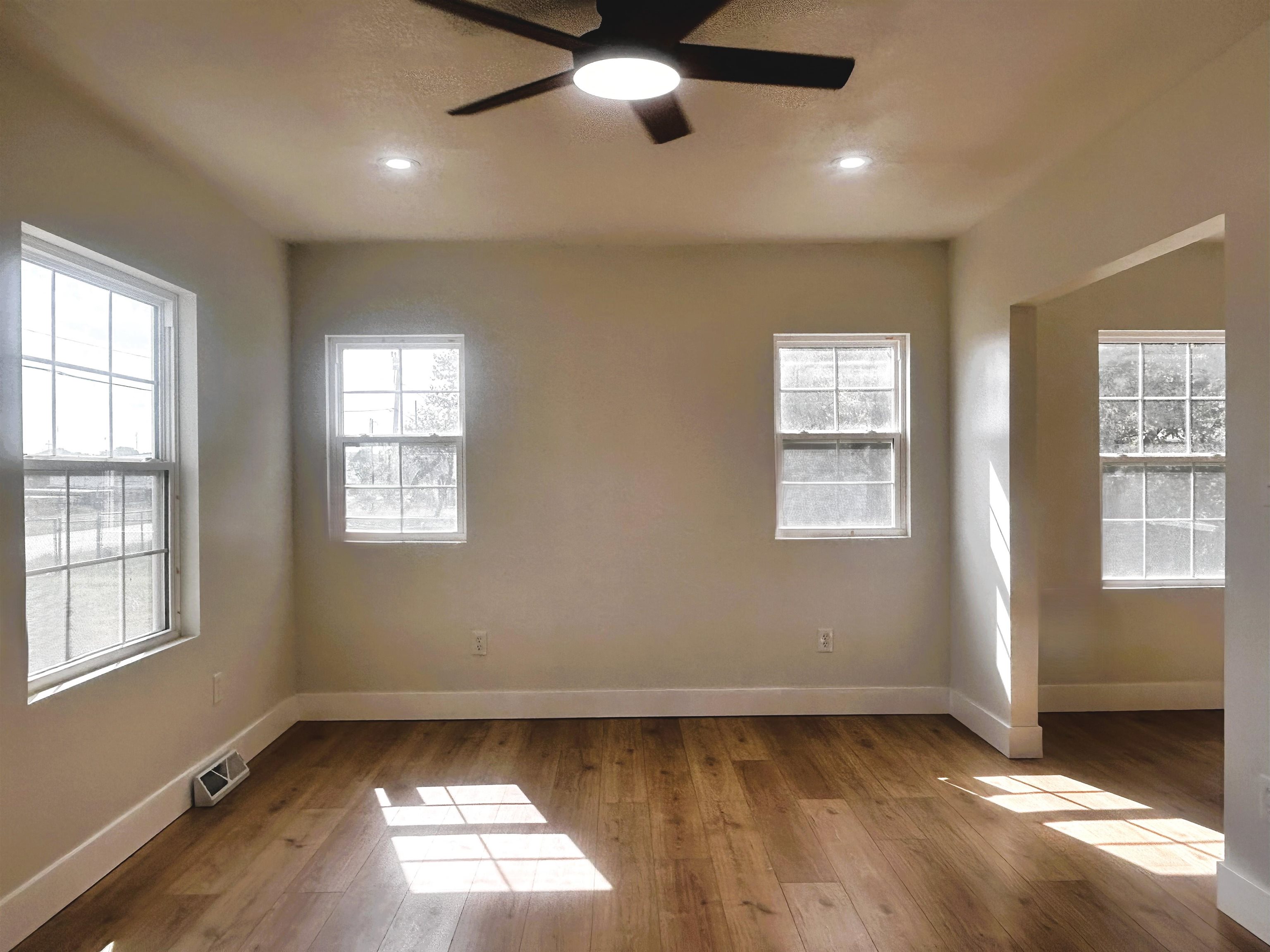522 E 49th St N, Park City, KS 67219