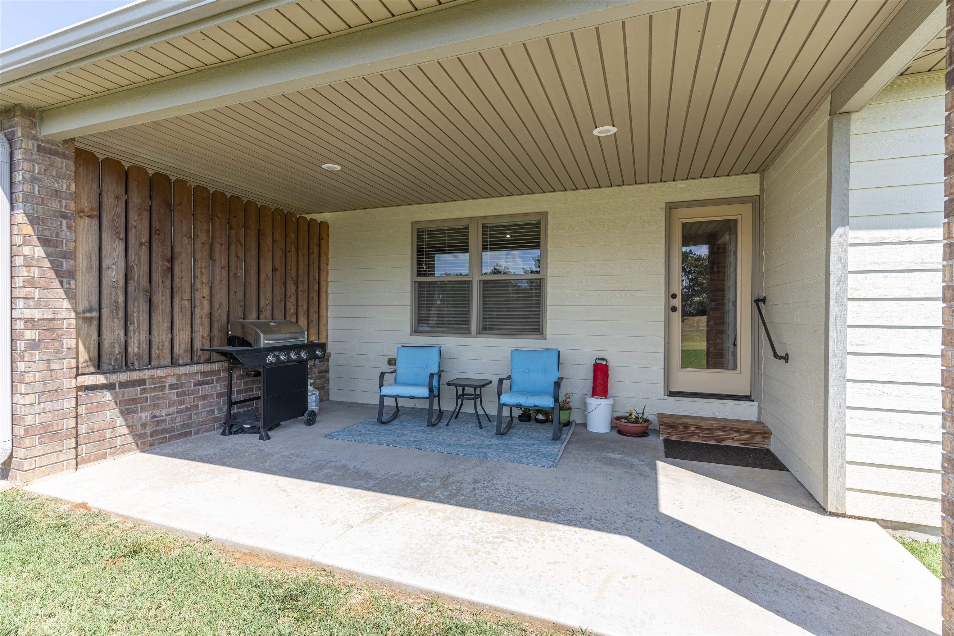 3607 Lakeshore Dr, Winfield, KS 67156