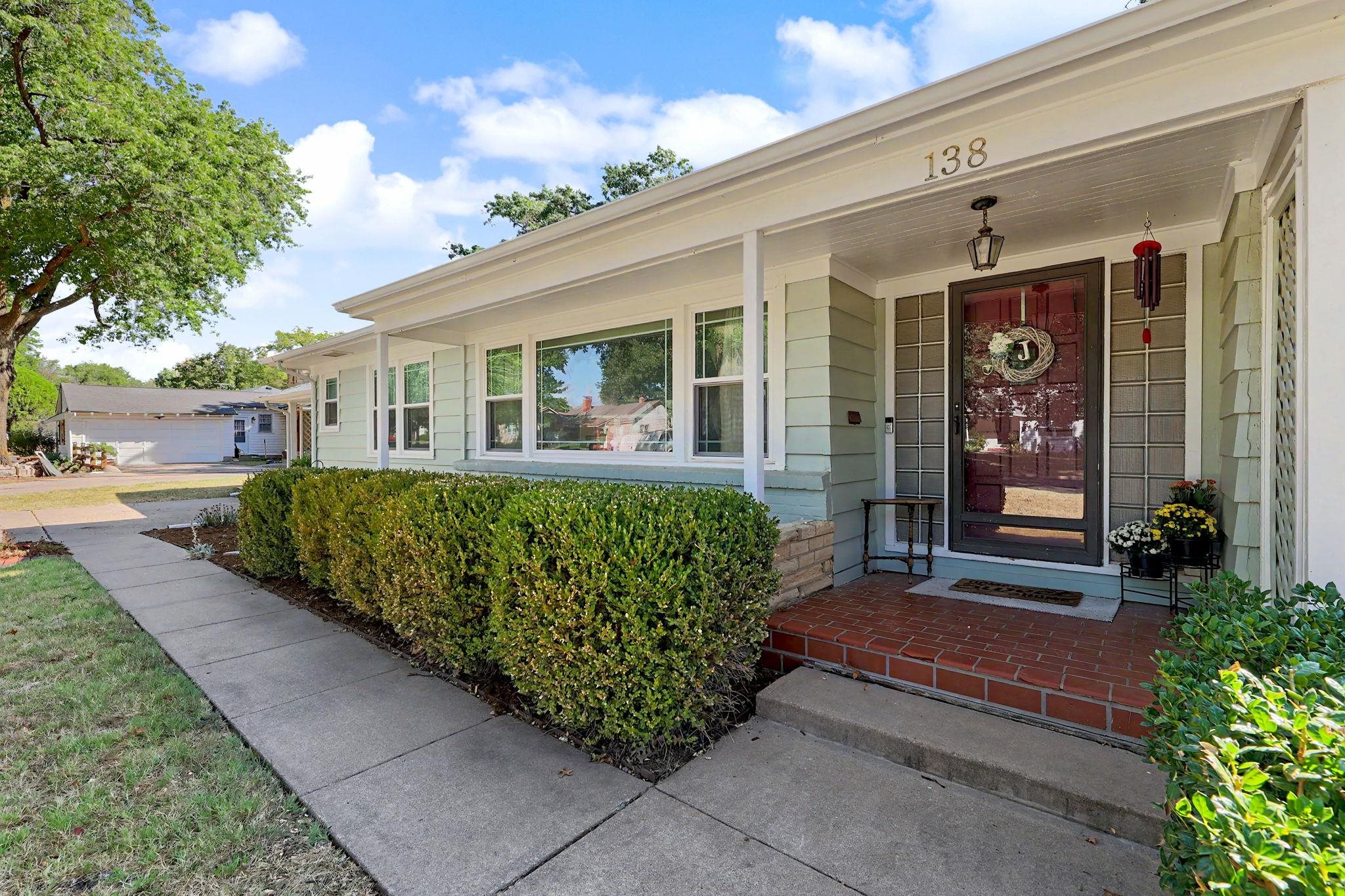 138 S Parkwood Ln, Wichita, KS 67218-1613