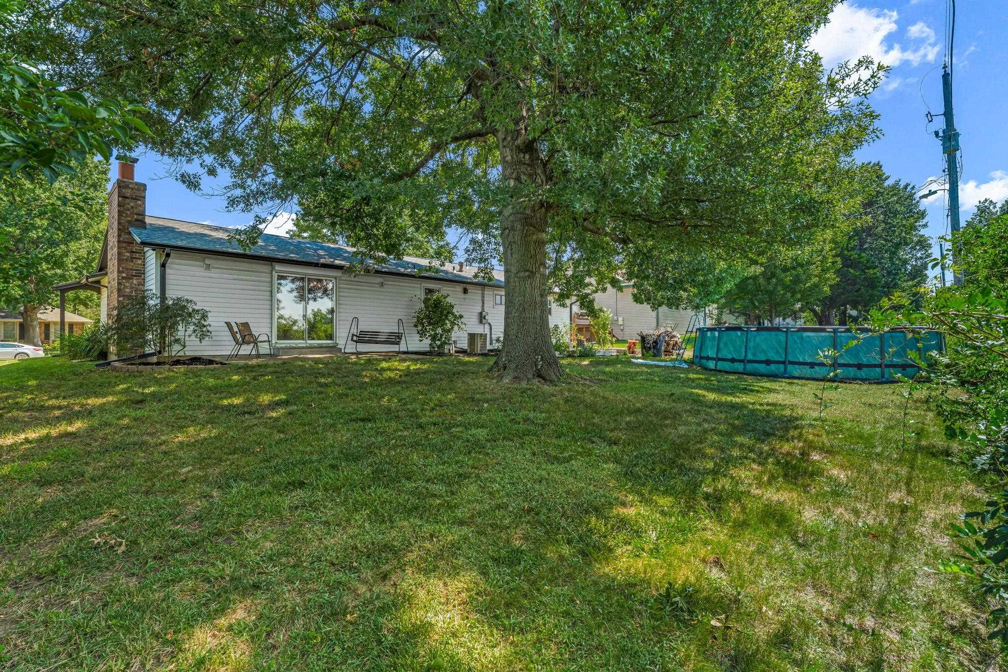 1805 SW Arrowhead Rd, Topeka, KS 66604