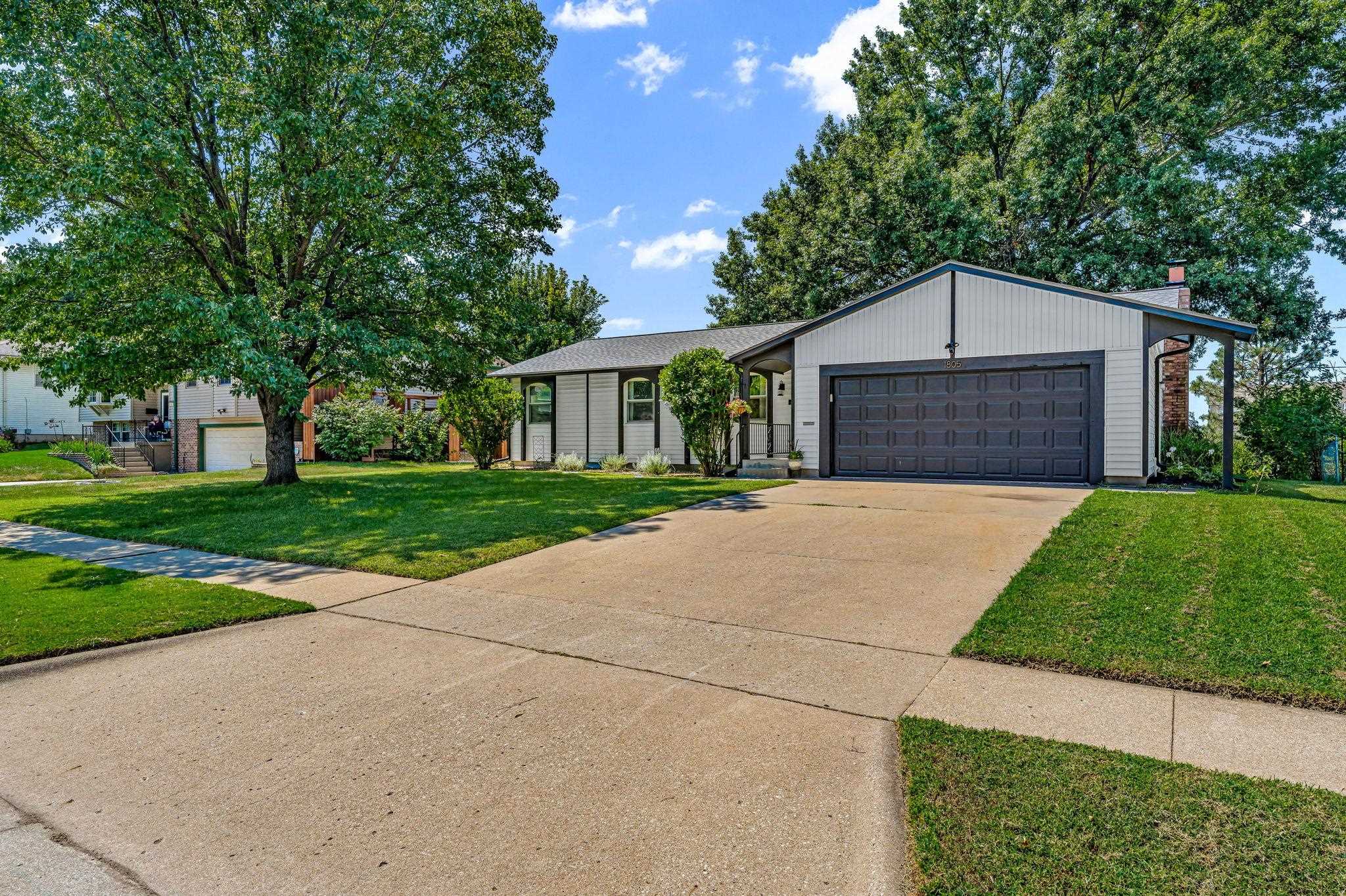 1805 SW Arrowhead Rd, Topeka, KS 66604