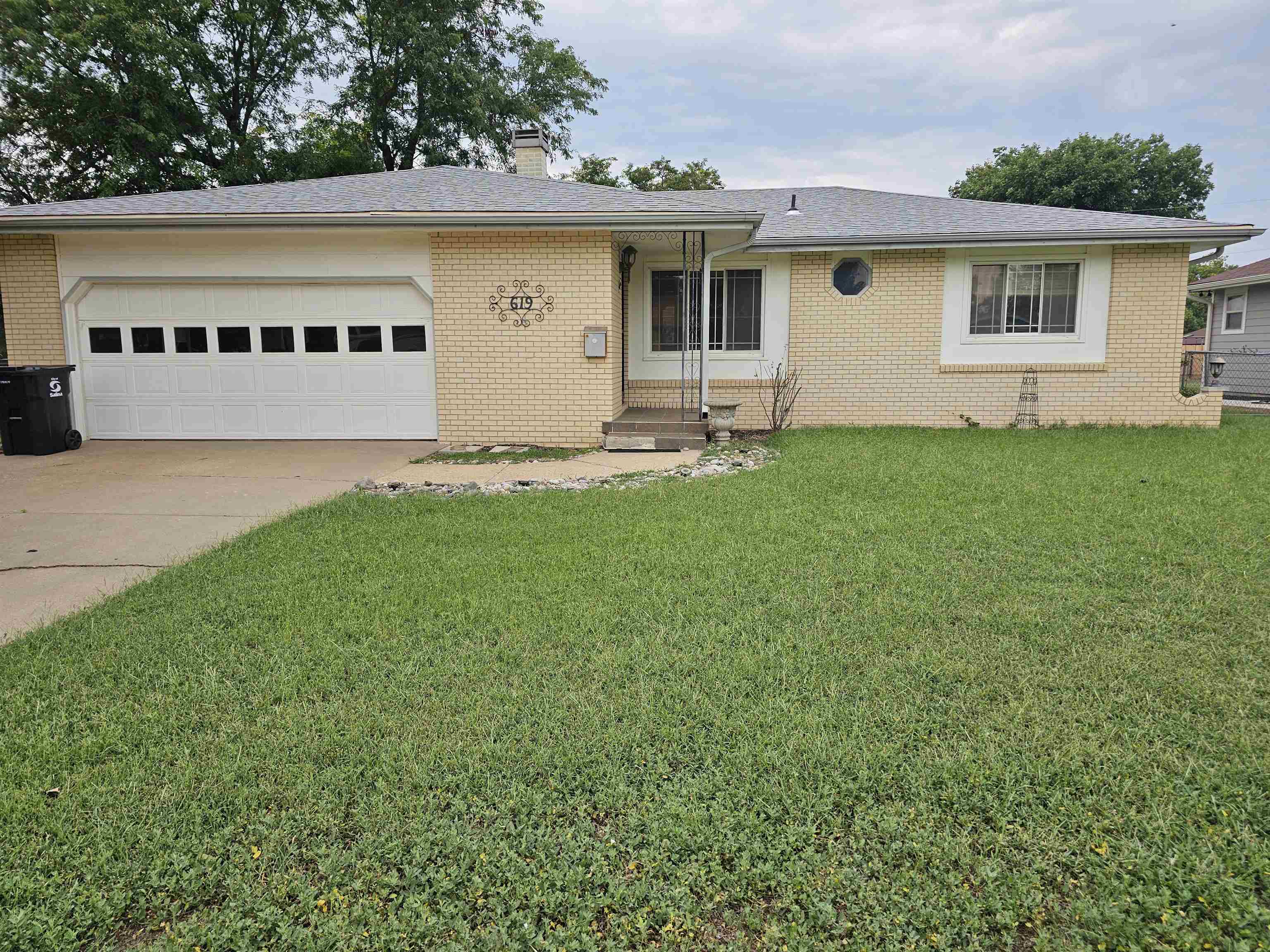 619 Berkshire Dr, Salina, KS 67401