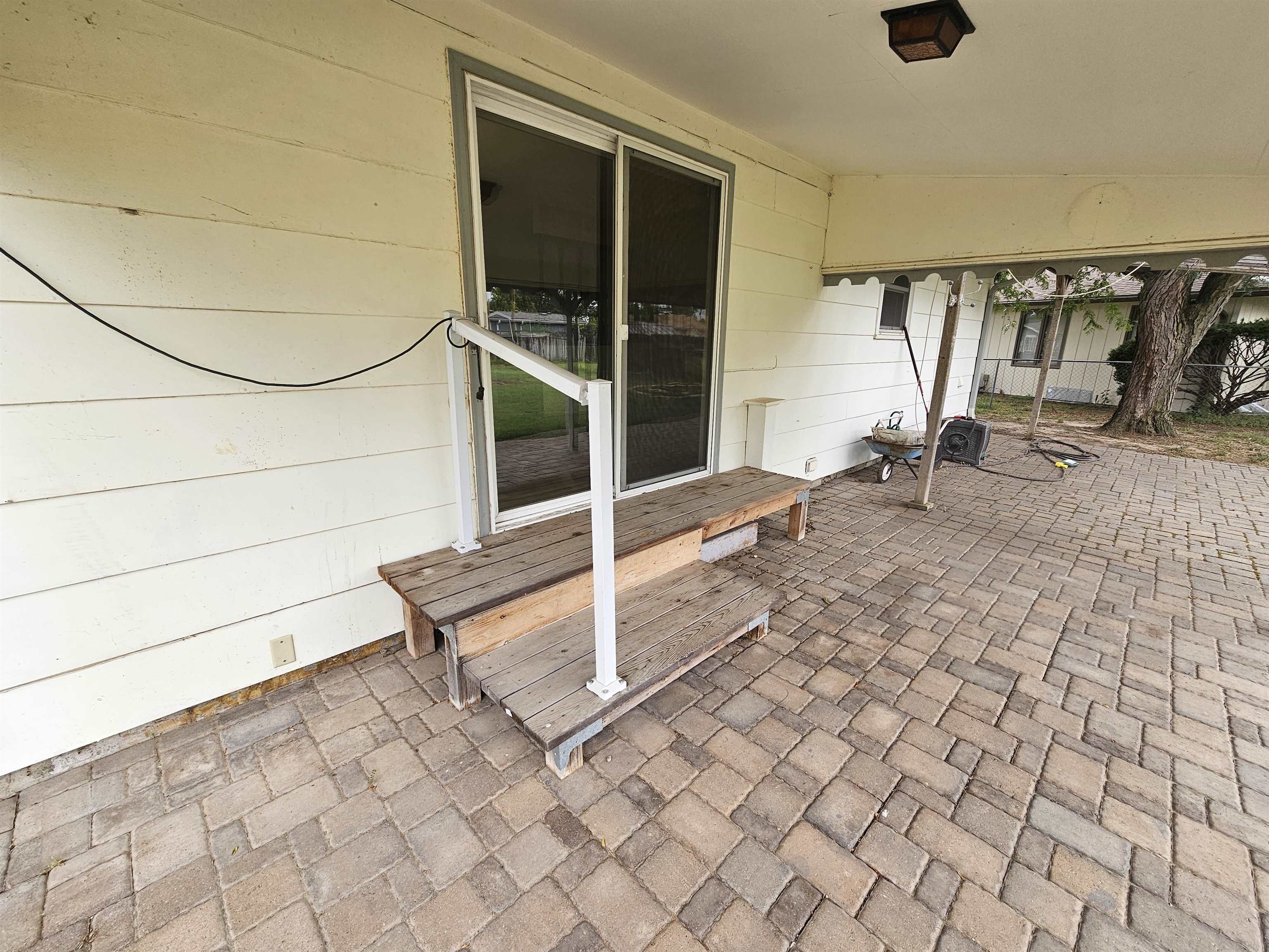 619 Berkshire Dr, Salina, KS 67401