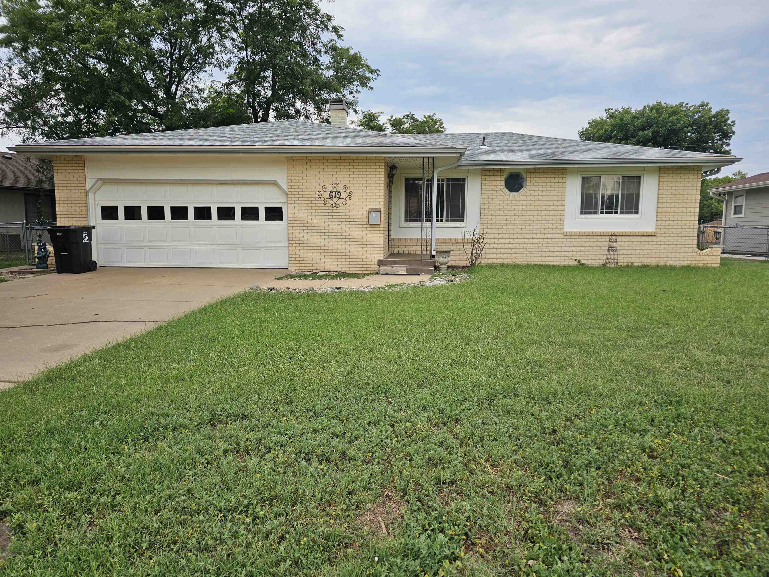 619 Berkshire Dr, Salina, KS 67401