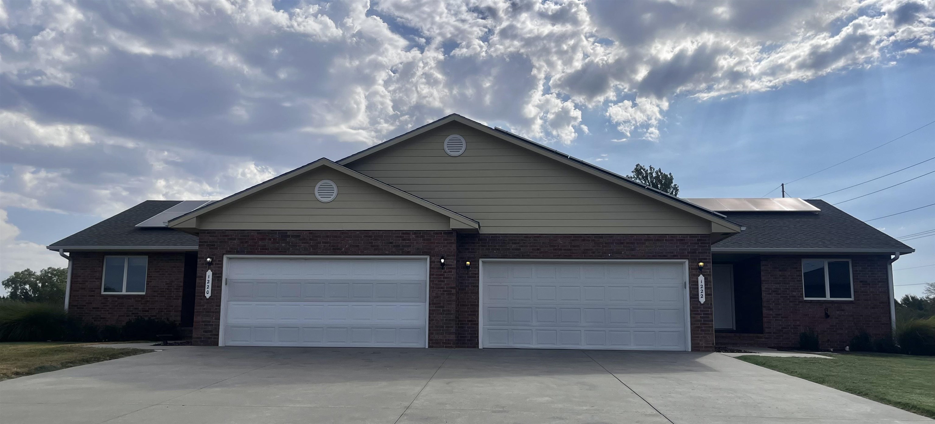 1220 and 1222 Lazy Creek Ct, Newton, KS 67114