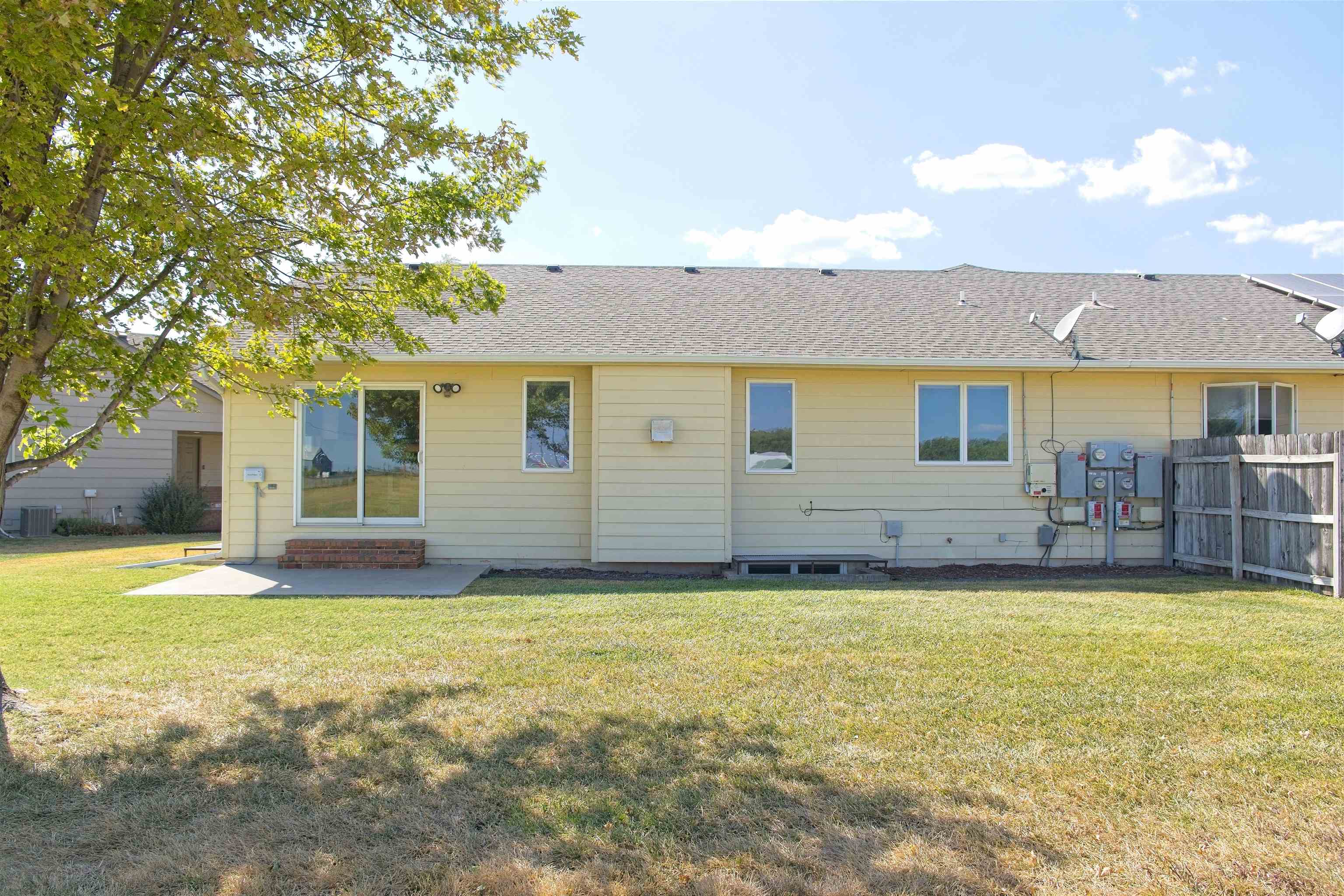 1220 and 1222 Lazy Creek Ct, Newton, KS 67114