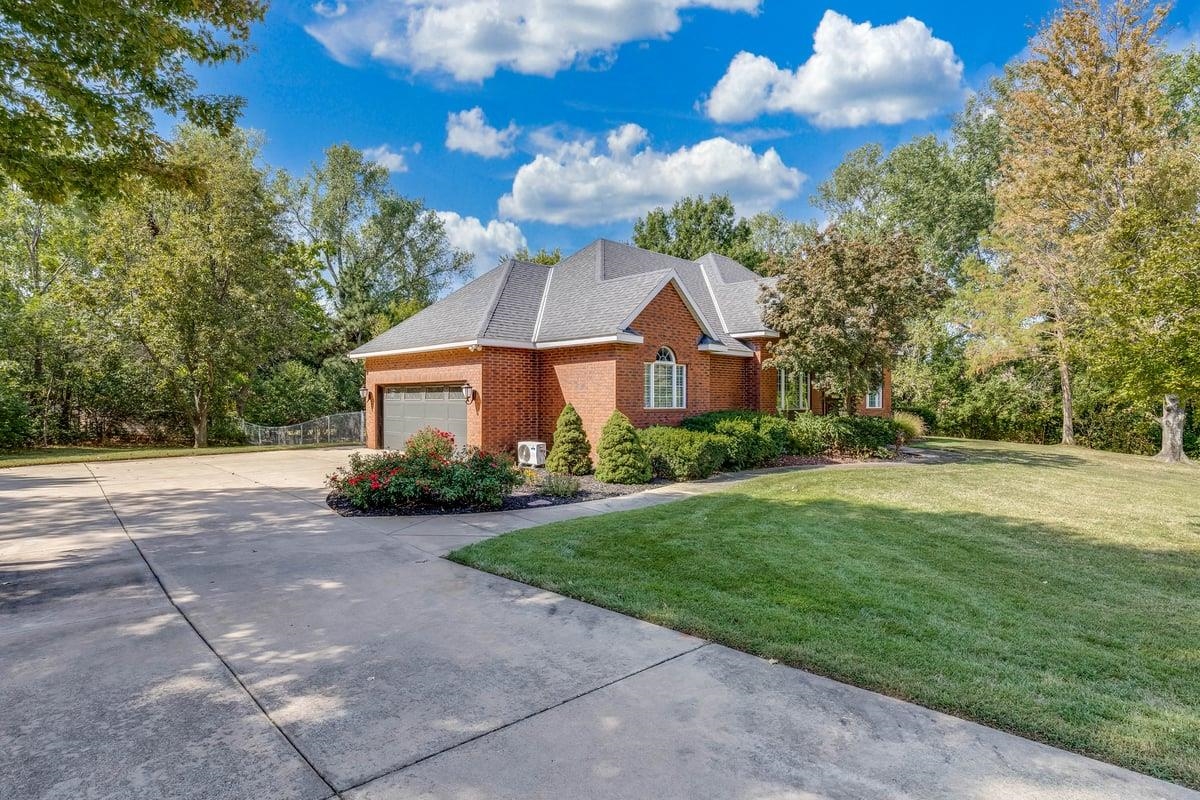 3905 Meadow Ridge Ln, Hutchinson, KS 67502