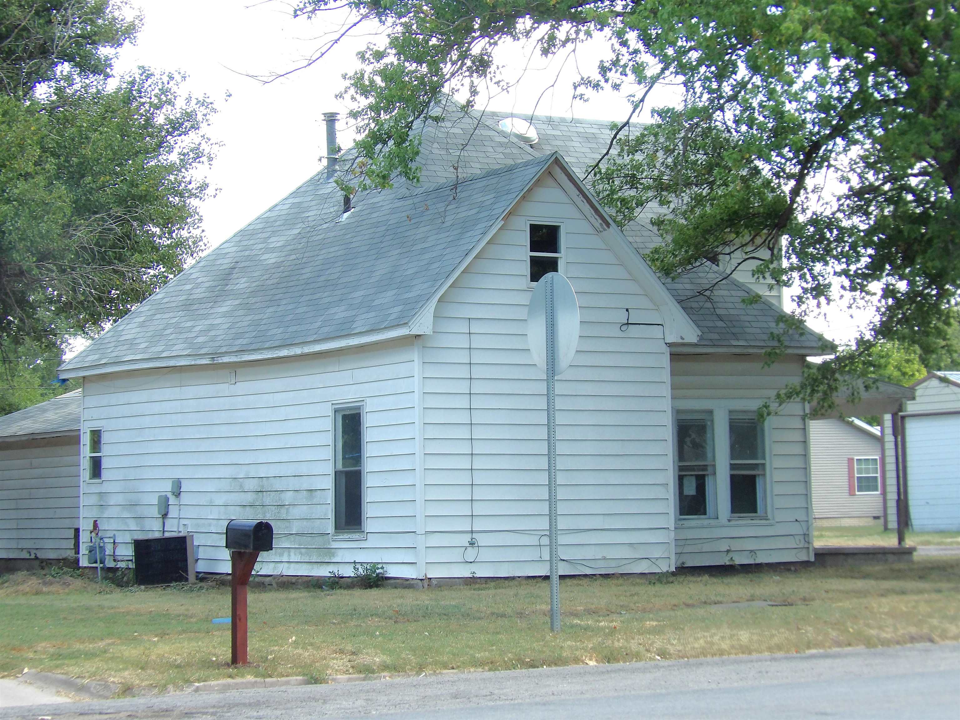 501 N Main St, Canton, KS 67428