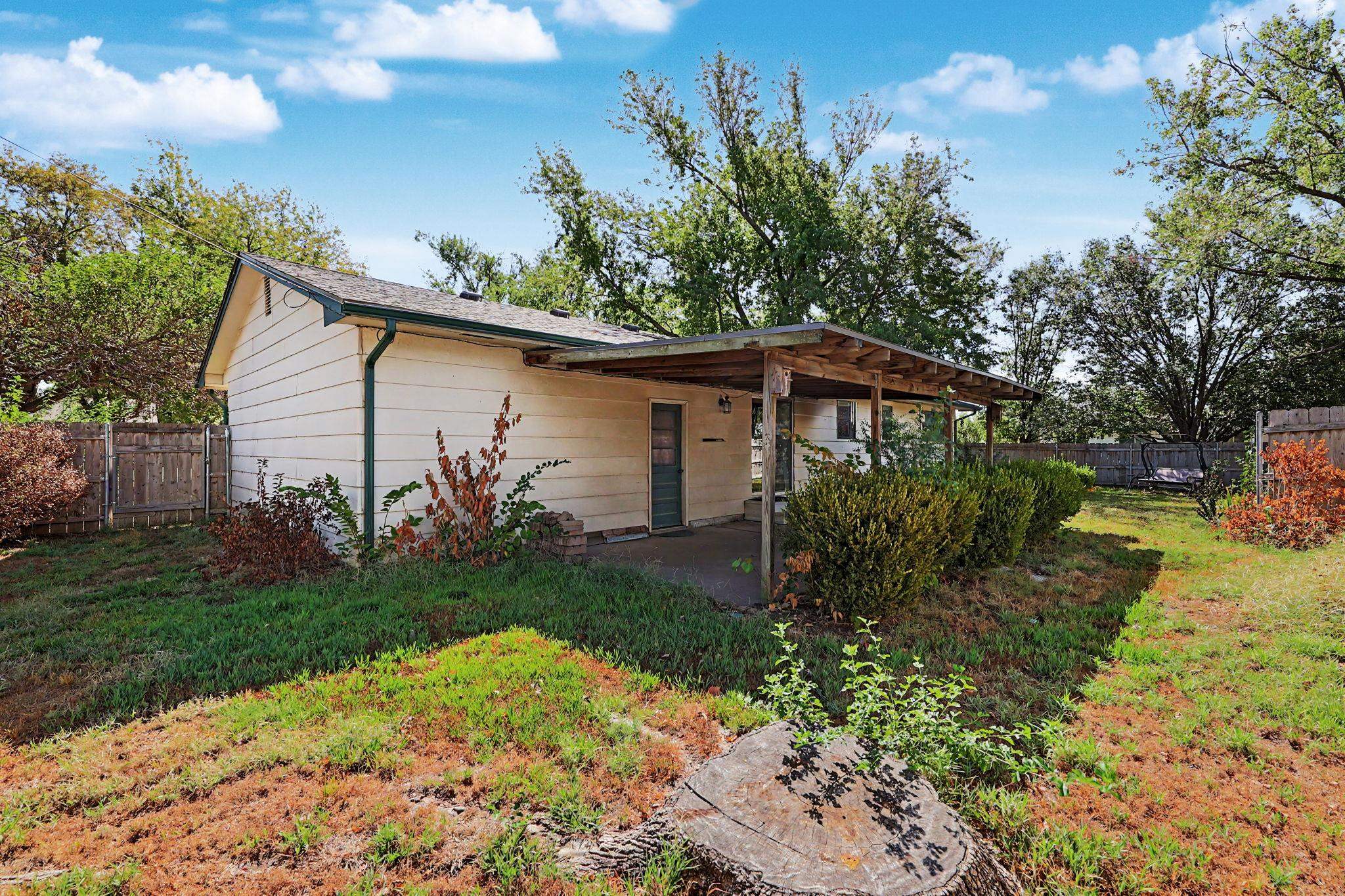 1053 N Compton St, Wichita, KS 67212